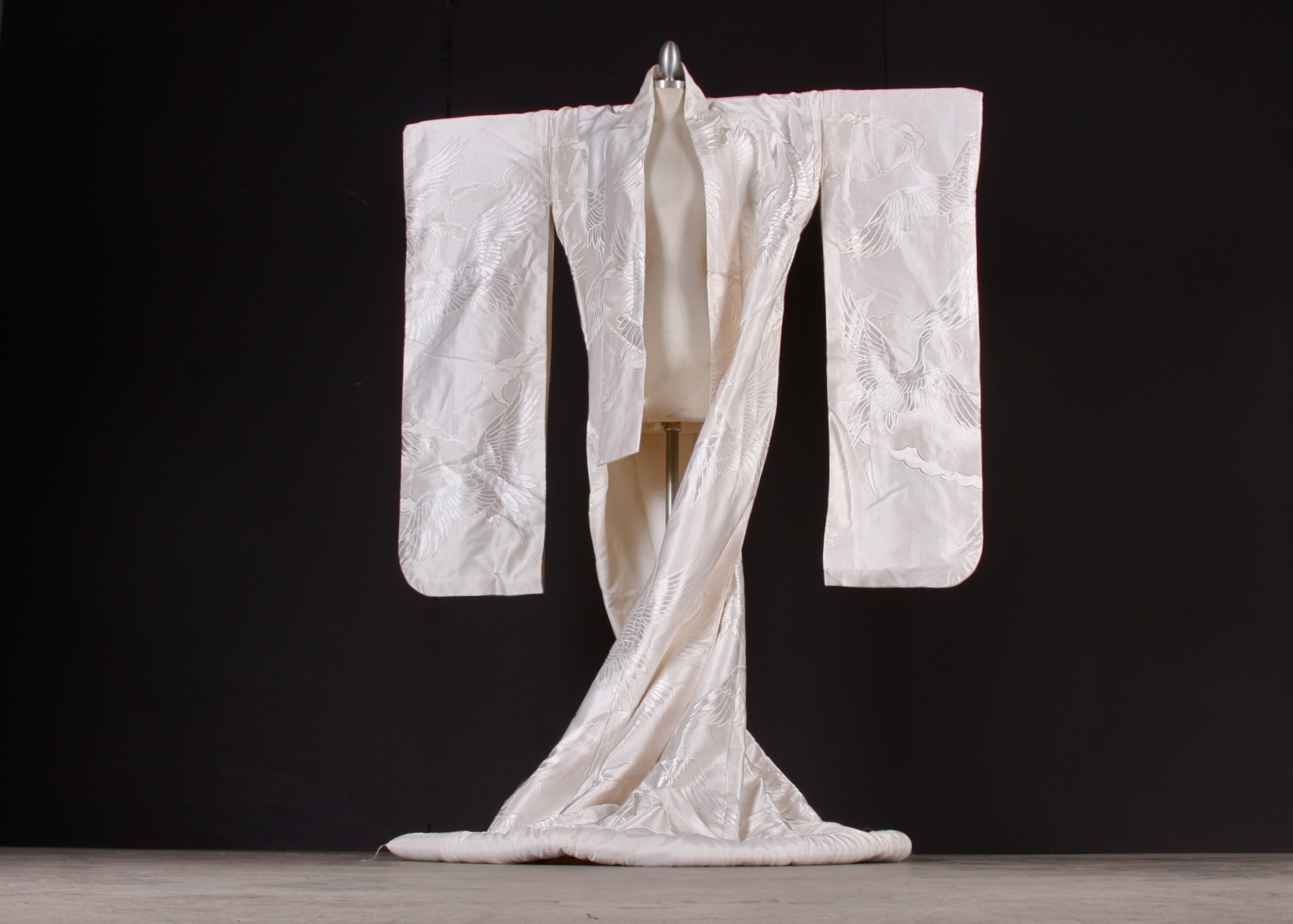 Japanese Shiromuku Wedding Kimono in Ivory damask depicting Cranes