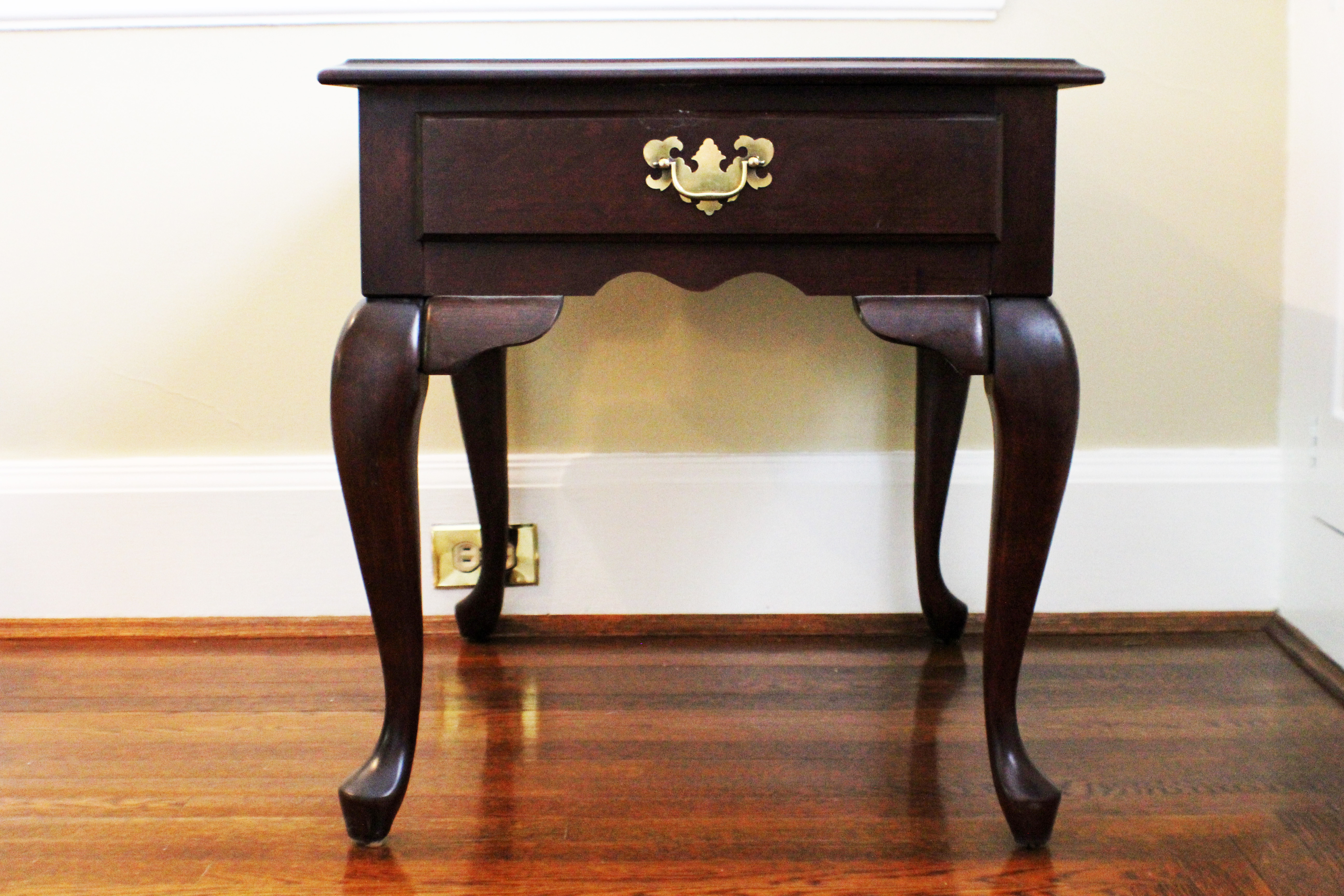 Wooden Queen Anne Style End Table 