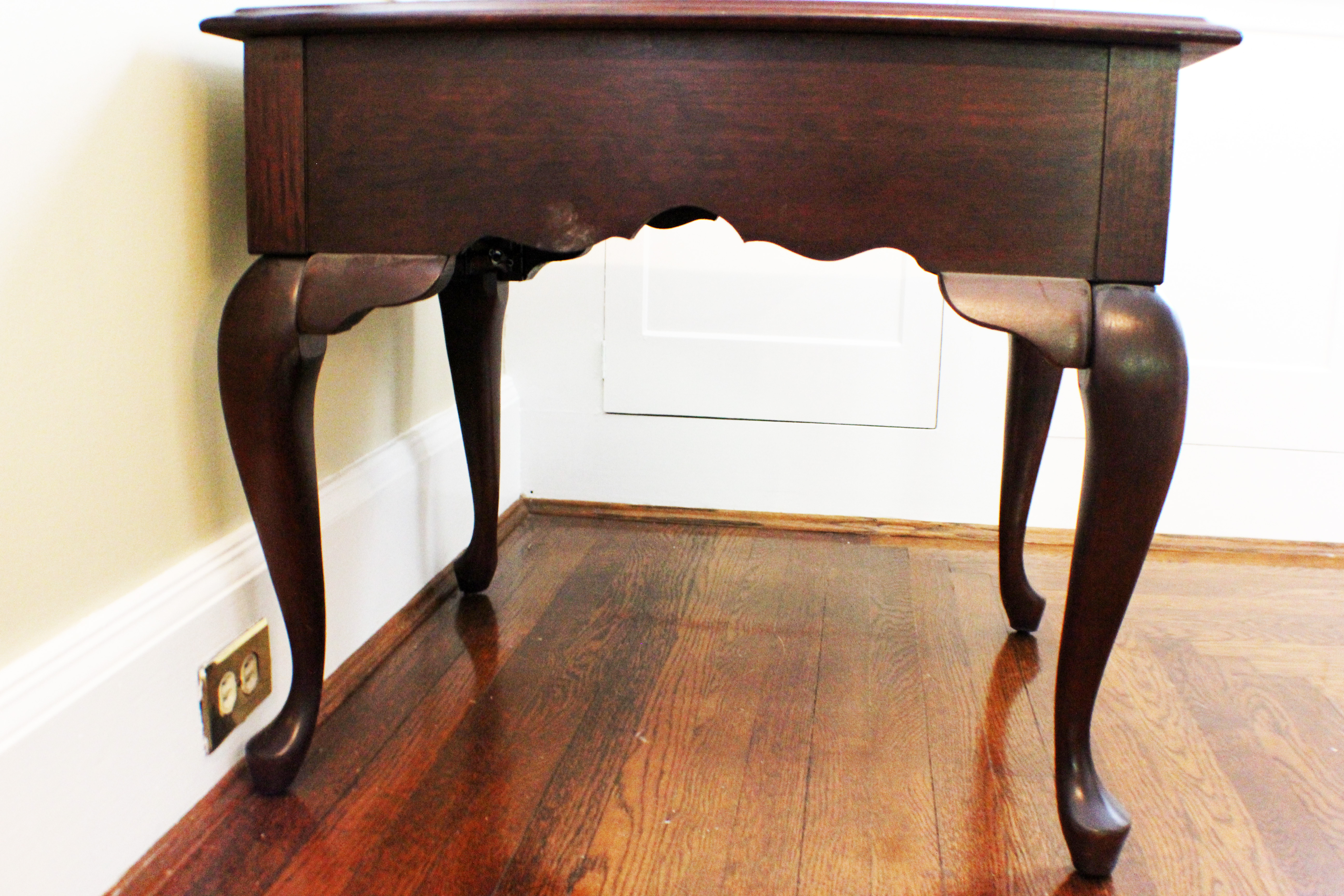 Wooden Queen Anne Style End Table 