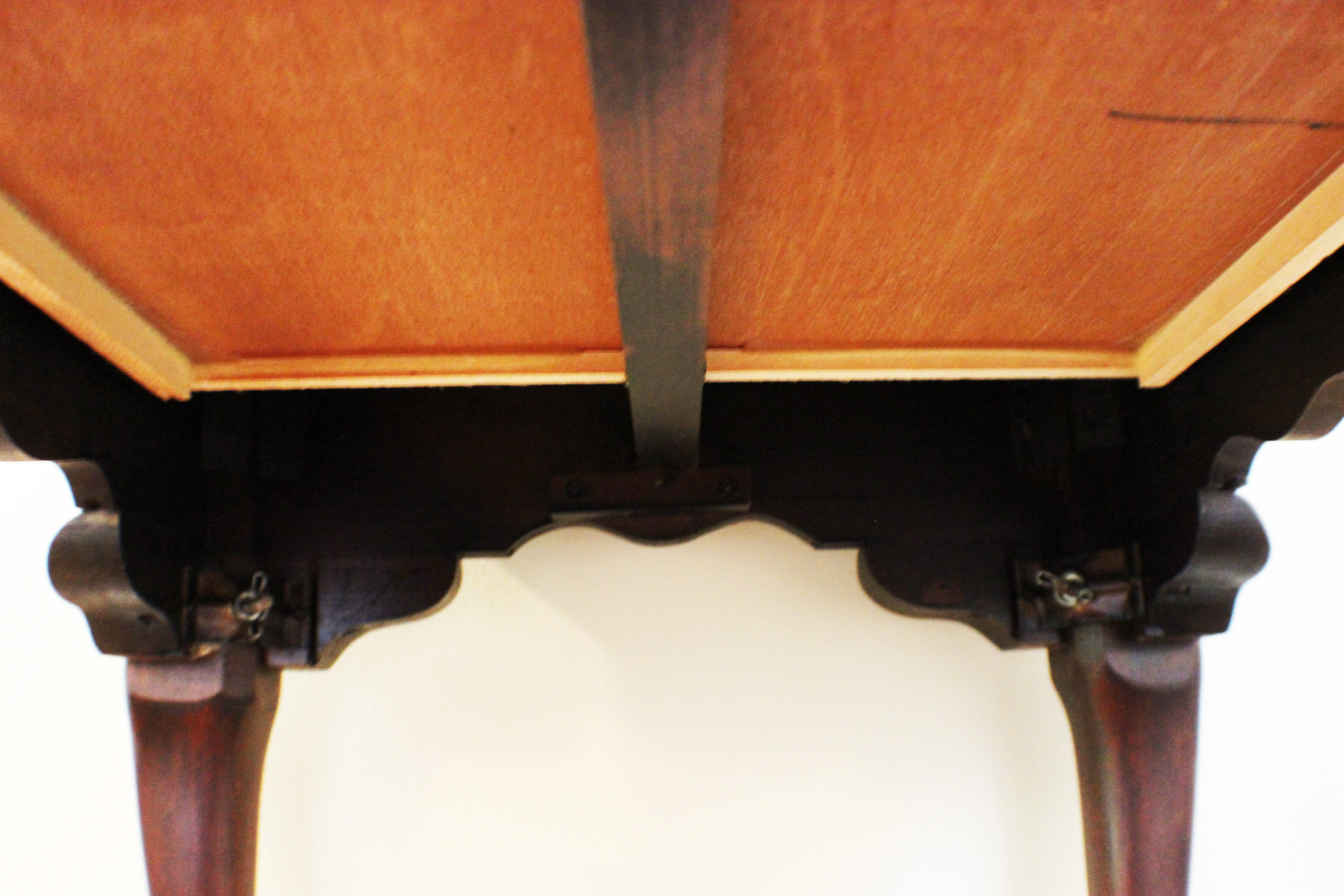 Wooden Queen Anne Style End Table 