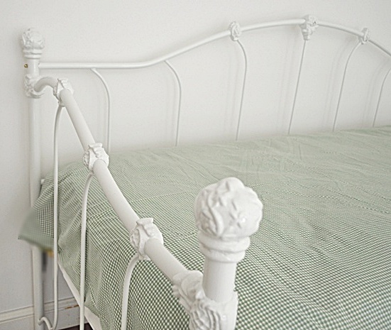White Painted Iron Daybed