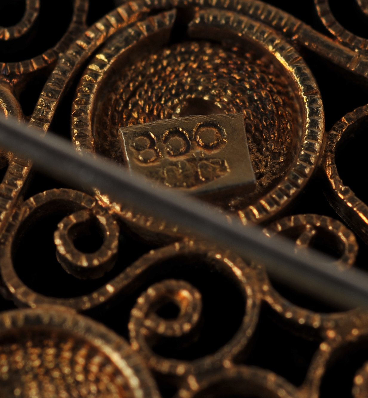 Victorian filigree wire brooch 