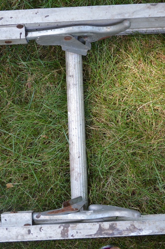 Metal Extension Ladders with Cross Bar