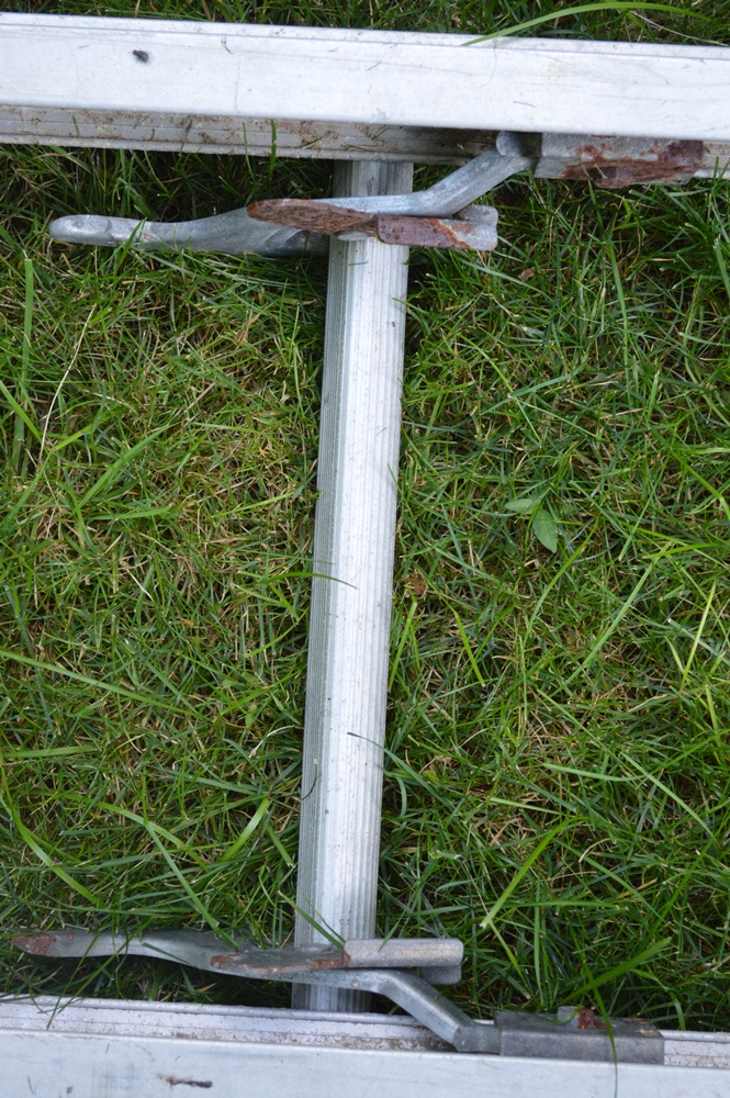 Metal Extension Ladders with Cross Bar