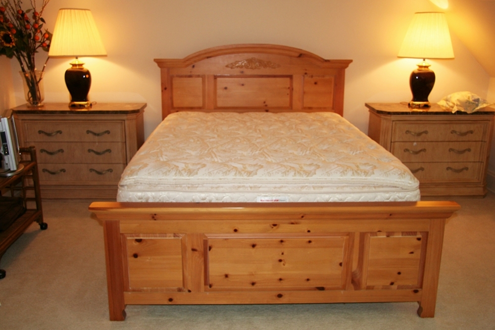 Broyhill Fontana Queen Bed with Mattress 