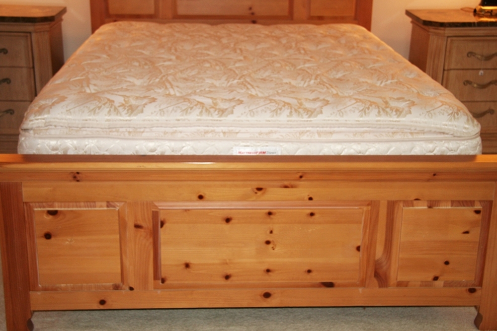 Broyhill Fontana Queen Bed with Mattress 