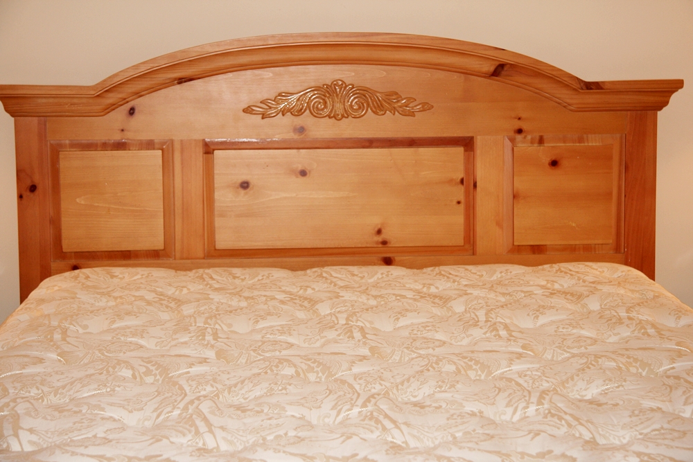 Broyhill Fontana Queen Bed with Mattress 