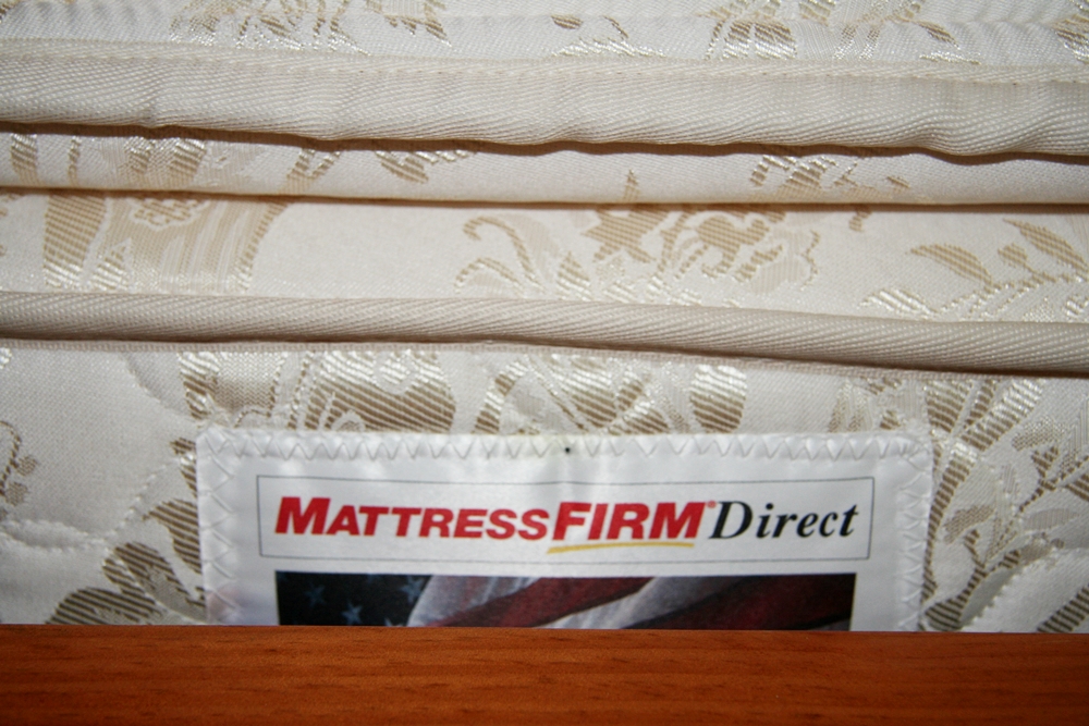 Broyhill Fontana Queen Bed with Mattress 