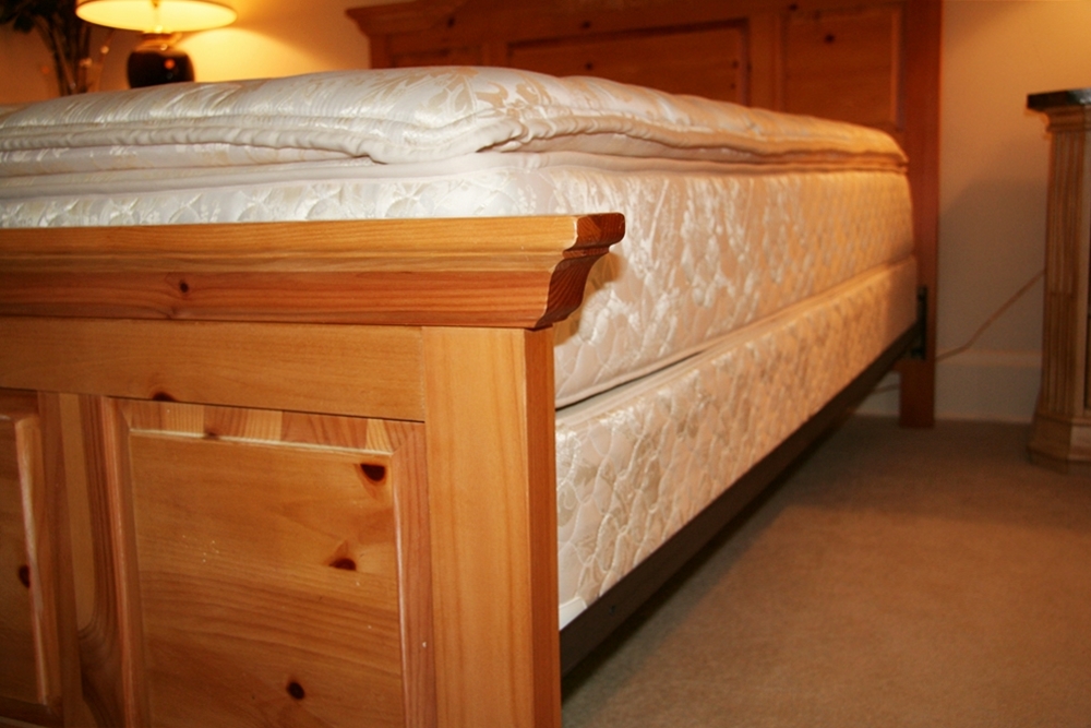 Broyhill Fontana Queen Bed with Mattress 