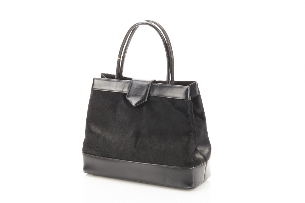 Lot of vintage and modern handbags