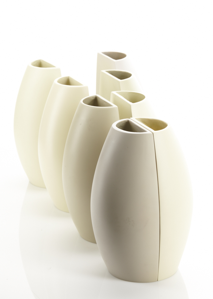 Contemporary Lot of 8 flat back decorative vases