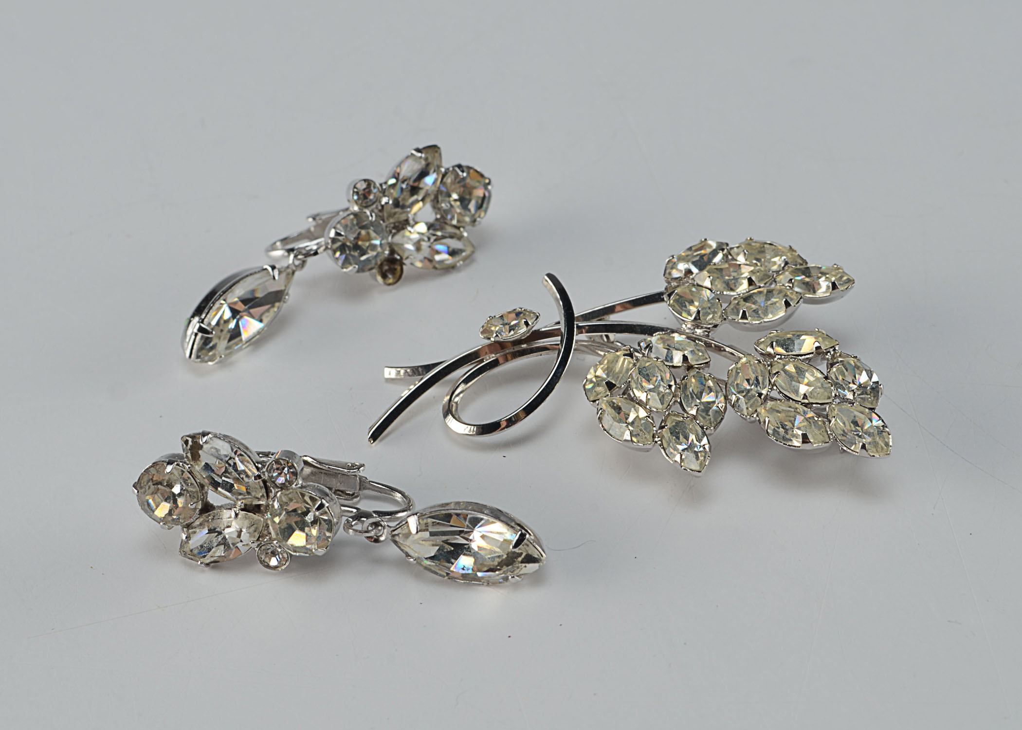 Art sterling silver floral brooch and a pair of "E" signed dangly clip back earrings 