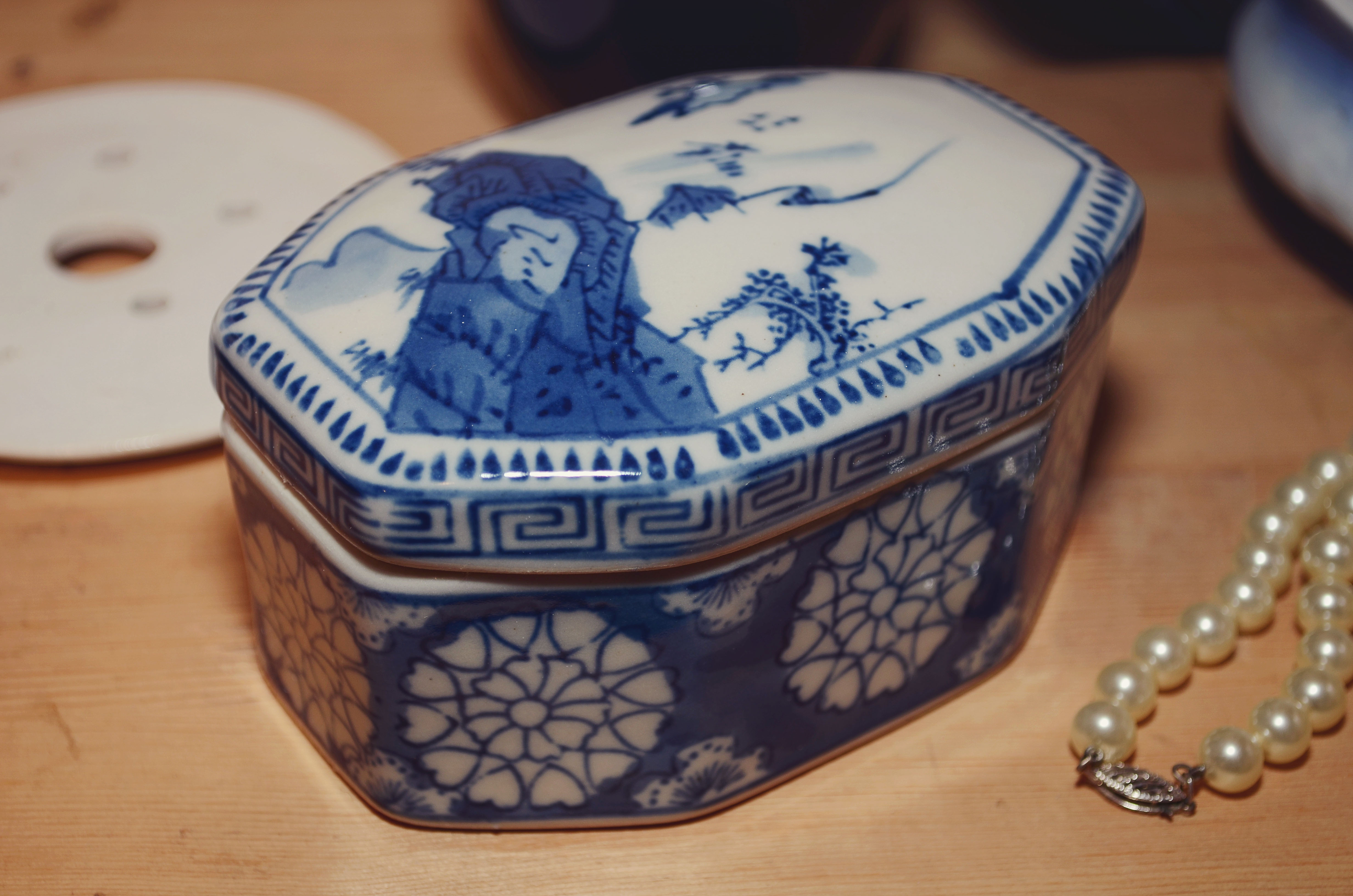 Shelf Lot. Decorative Vintage Items