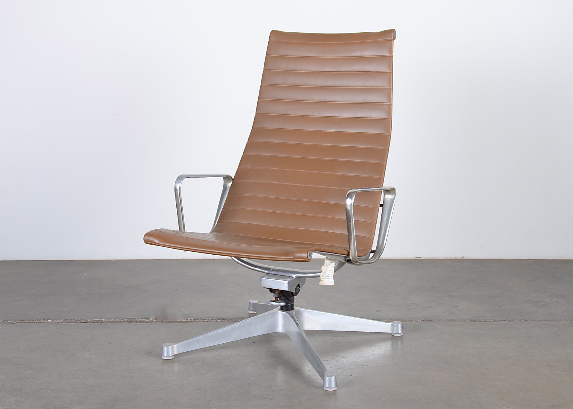 Herman Miller Mod Vintage Charles Eames designed aluminum group lounge Chair. 