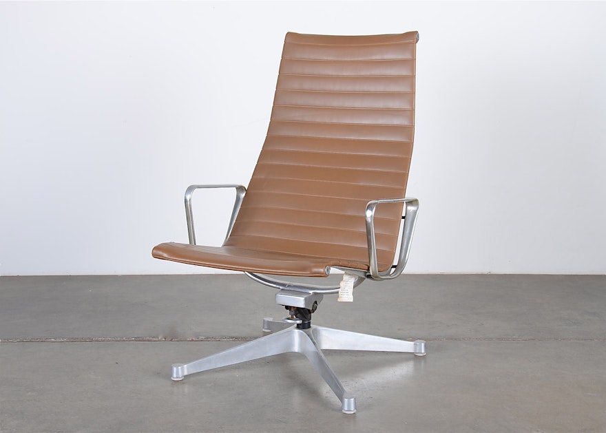 Herman Miller Mod Vintage Charles Eames designed aluminum group lounge Chair. 