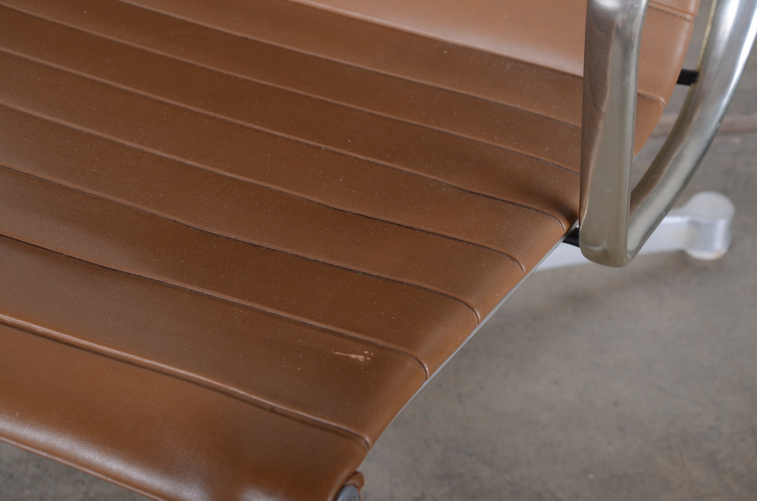 Herman Miller Mod Vintage Charles Eames designed aluminum group lounge Chair. 