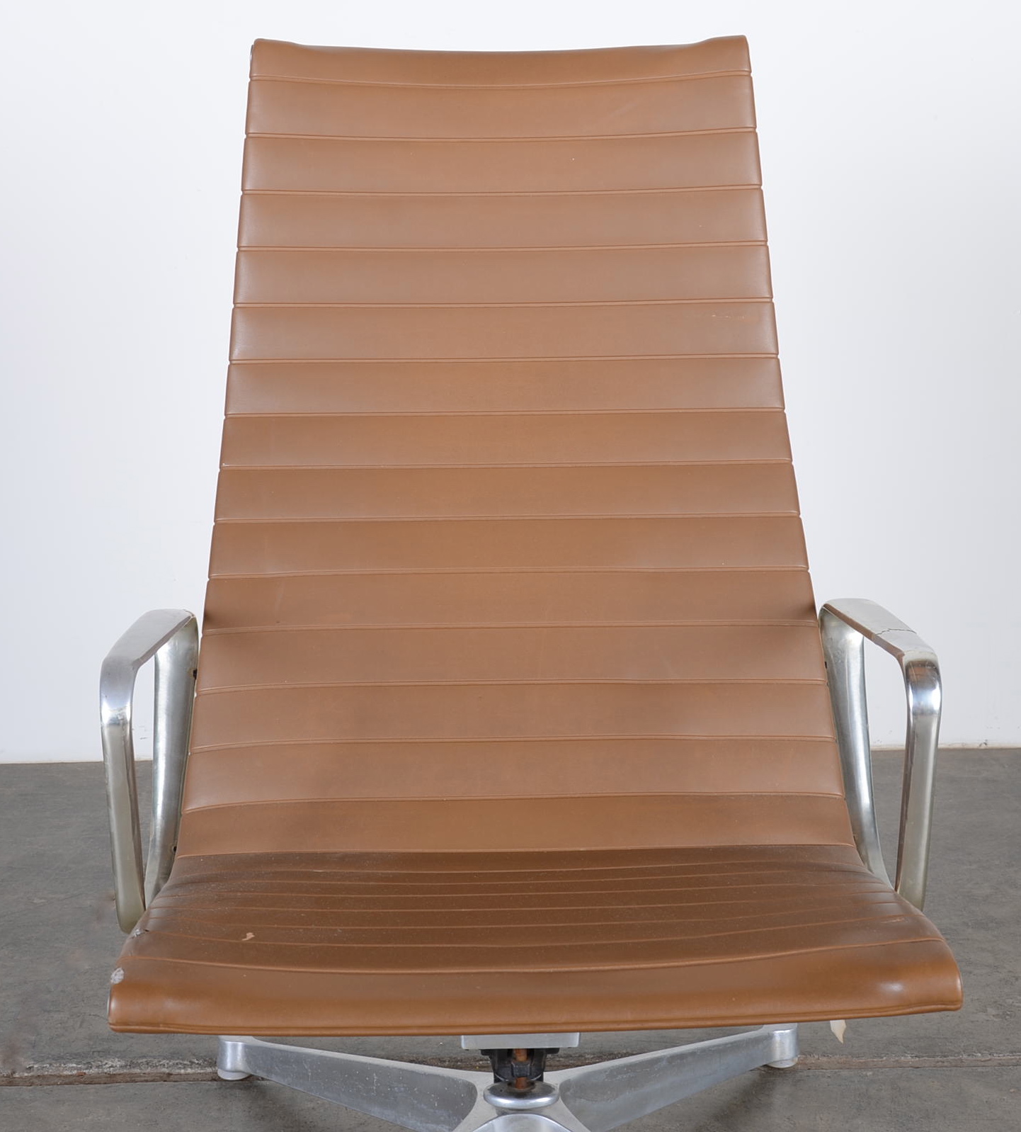 Herman Miller Mod Vintage Charles Eames designed aluminum group lounge Chair. 