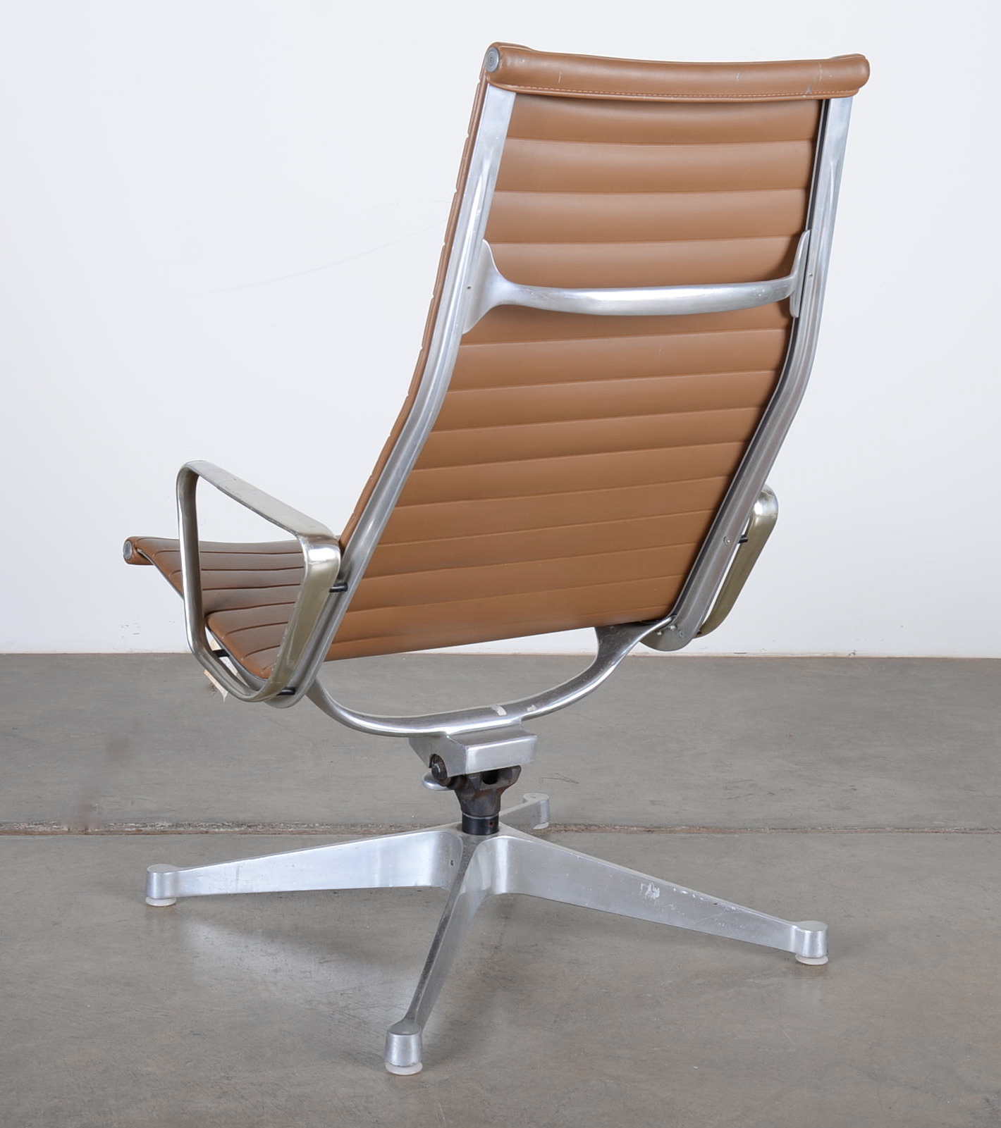 Herman Miller Mod Vintage Charles Eames designed aluminum group lounge Chair. 