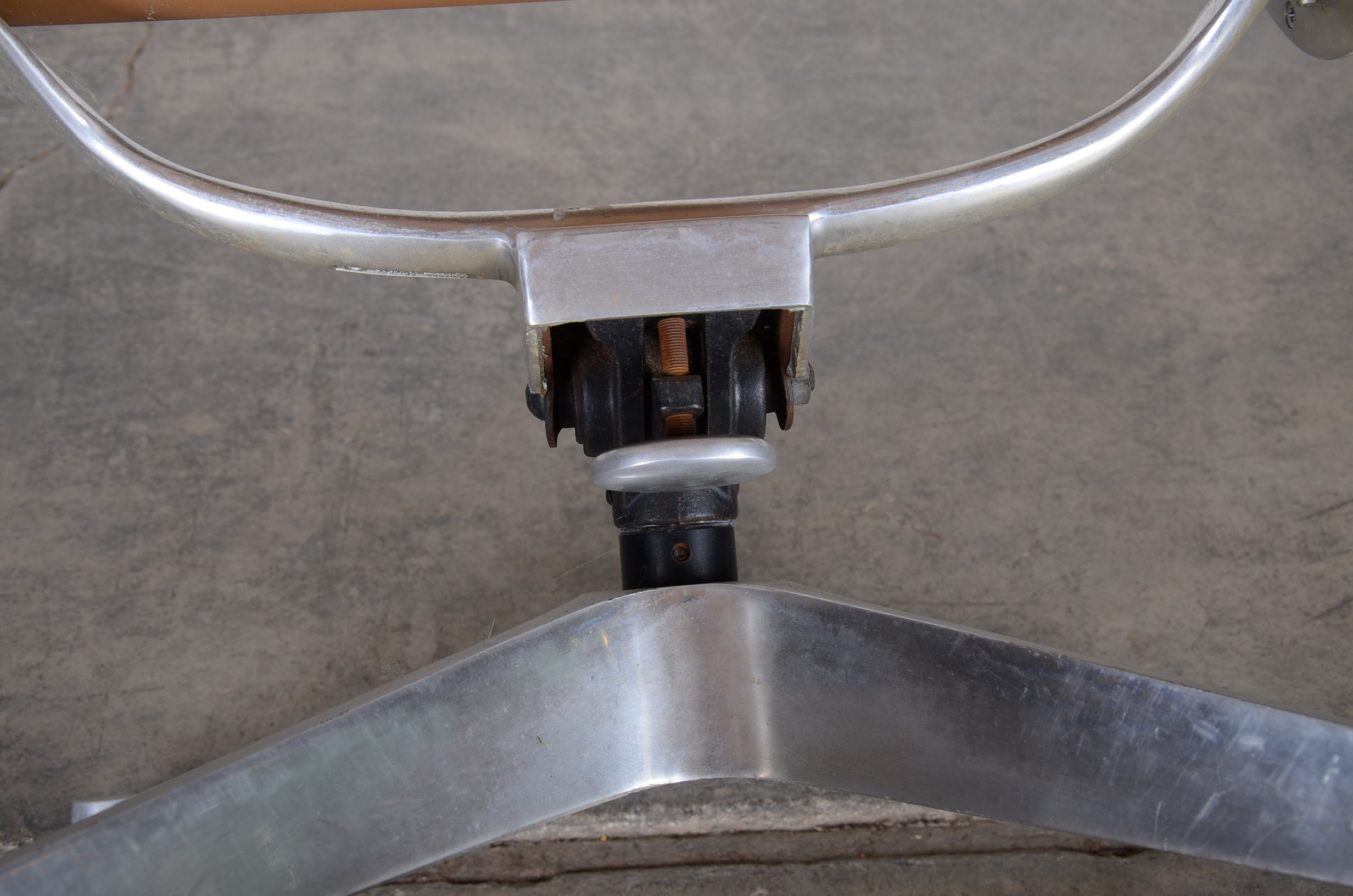 Herman Miller Mod Vintage Charles Eames designed aluminum group lounge Chair. 