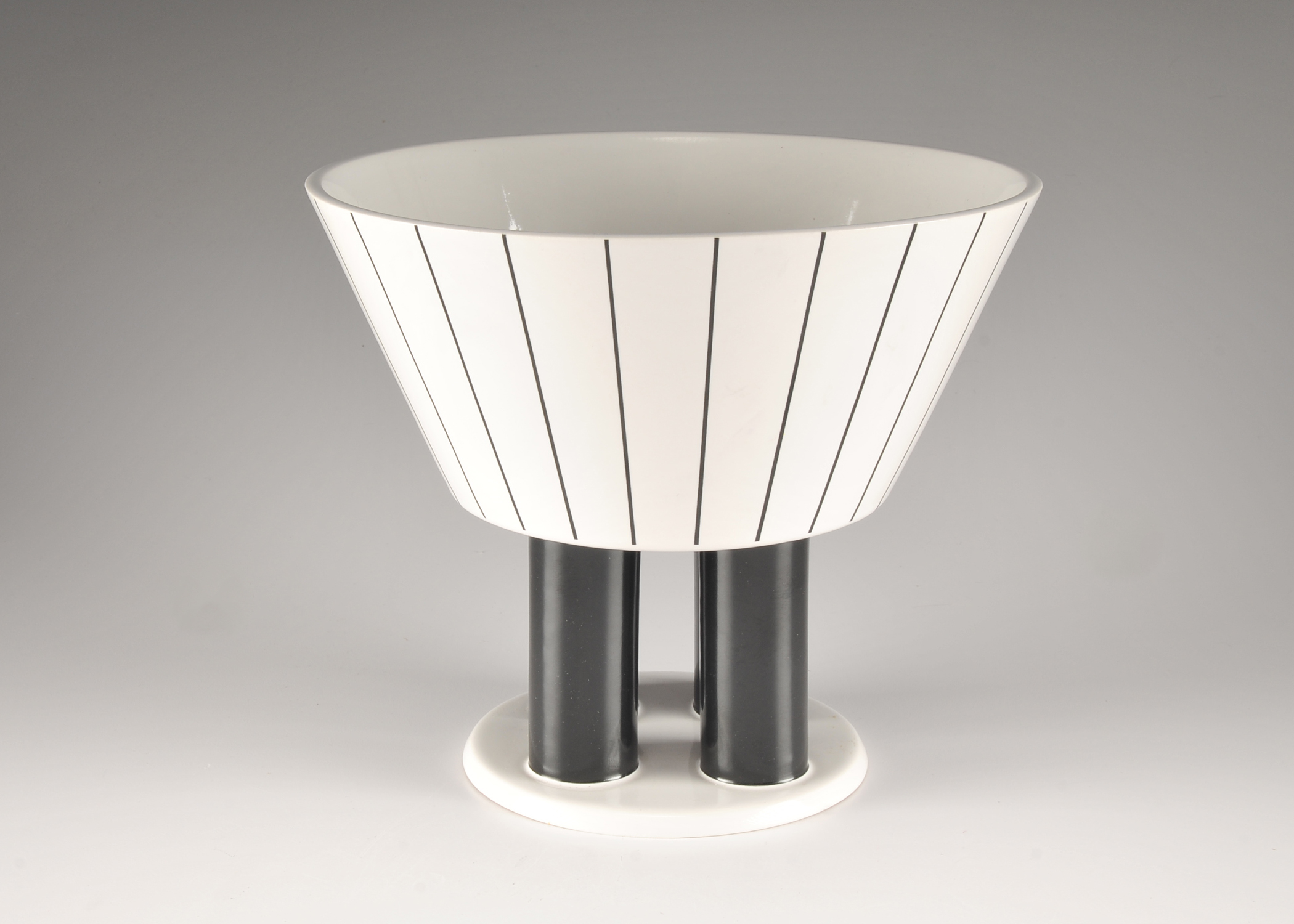 Heide Warlamis Modern Pedestal Bowl. Vienna Collection 