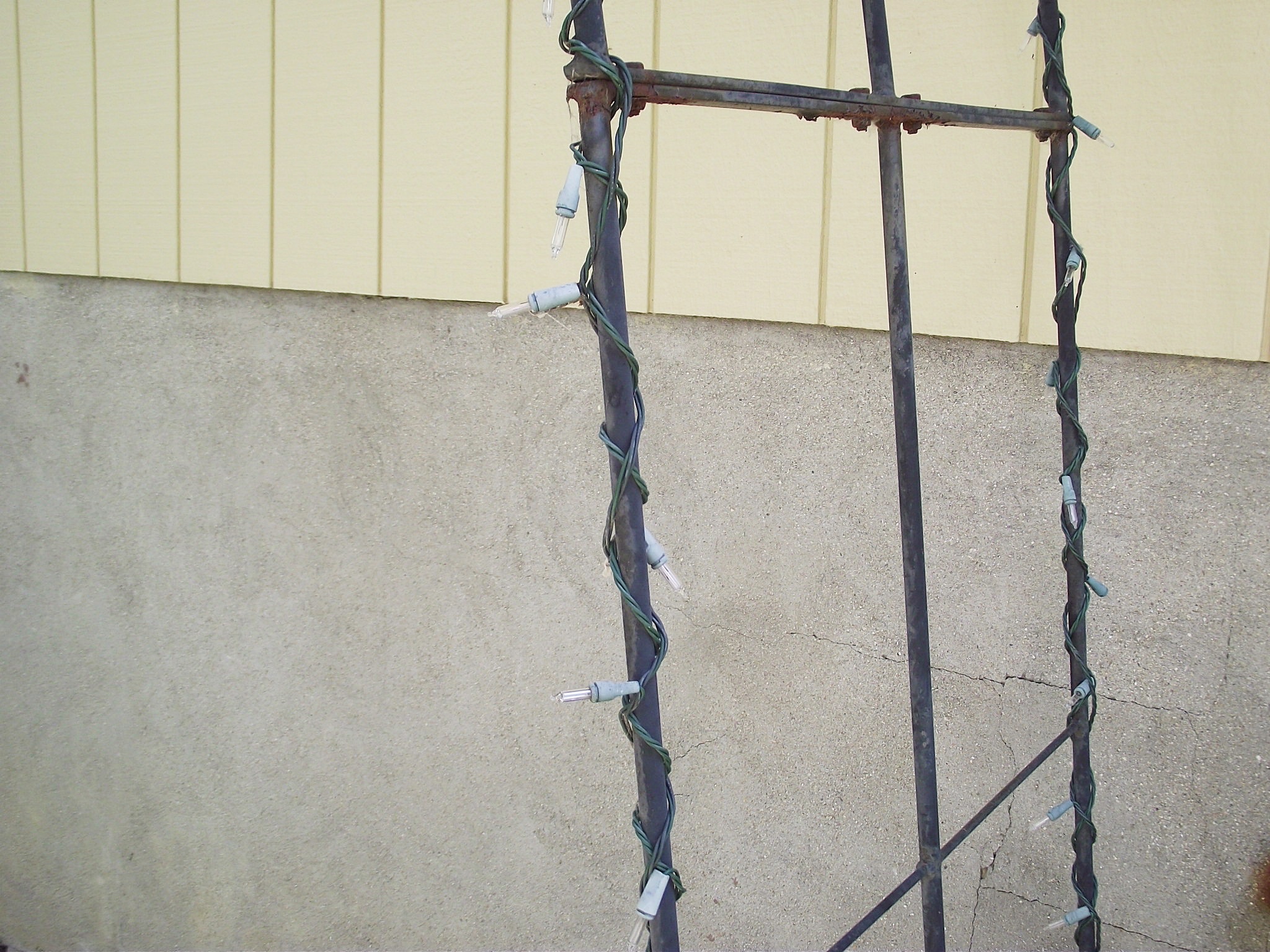 Smith & Hawkin garden arch.