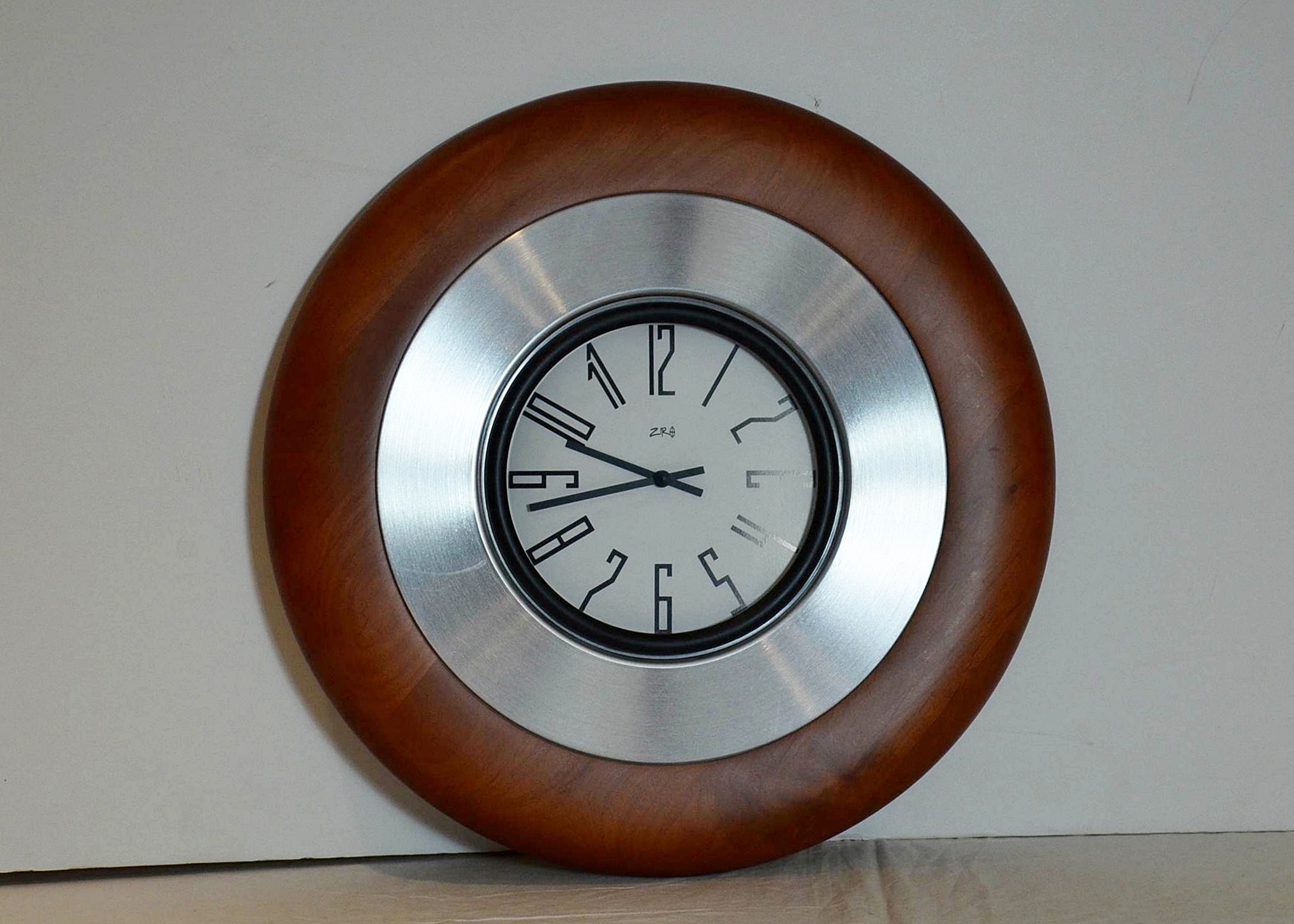 Ziro battery operated wall clock.
