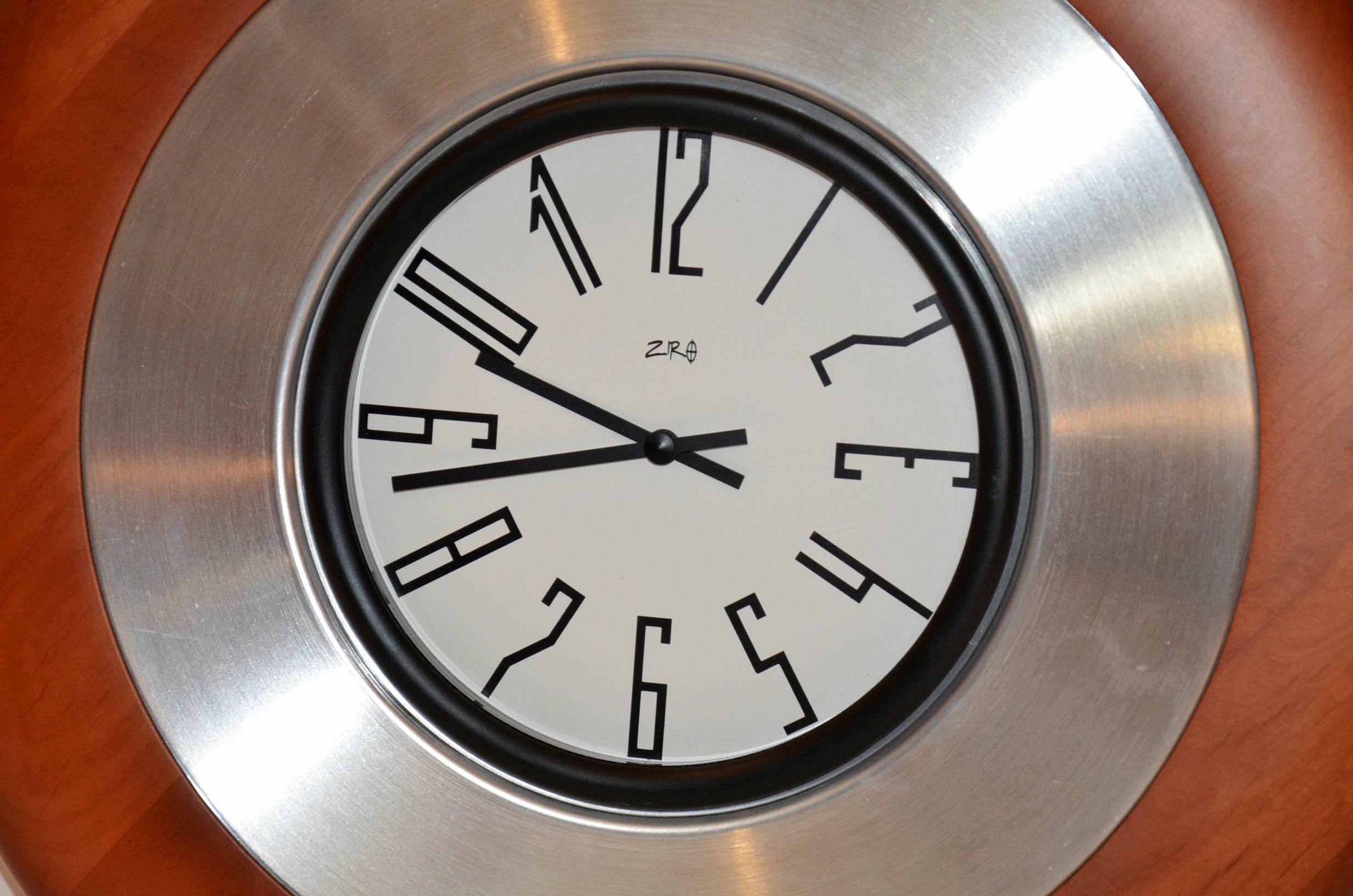 Ziro battery operated wall clock.