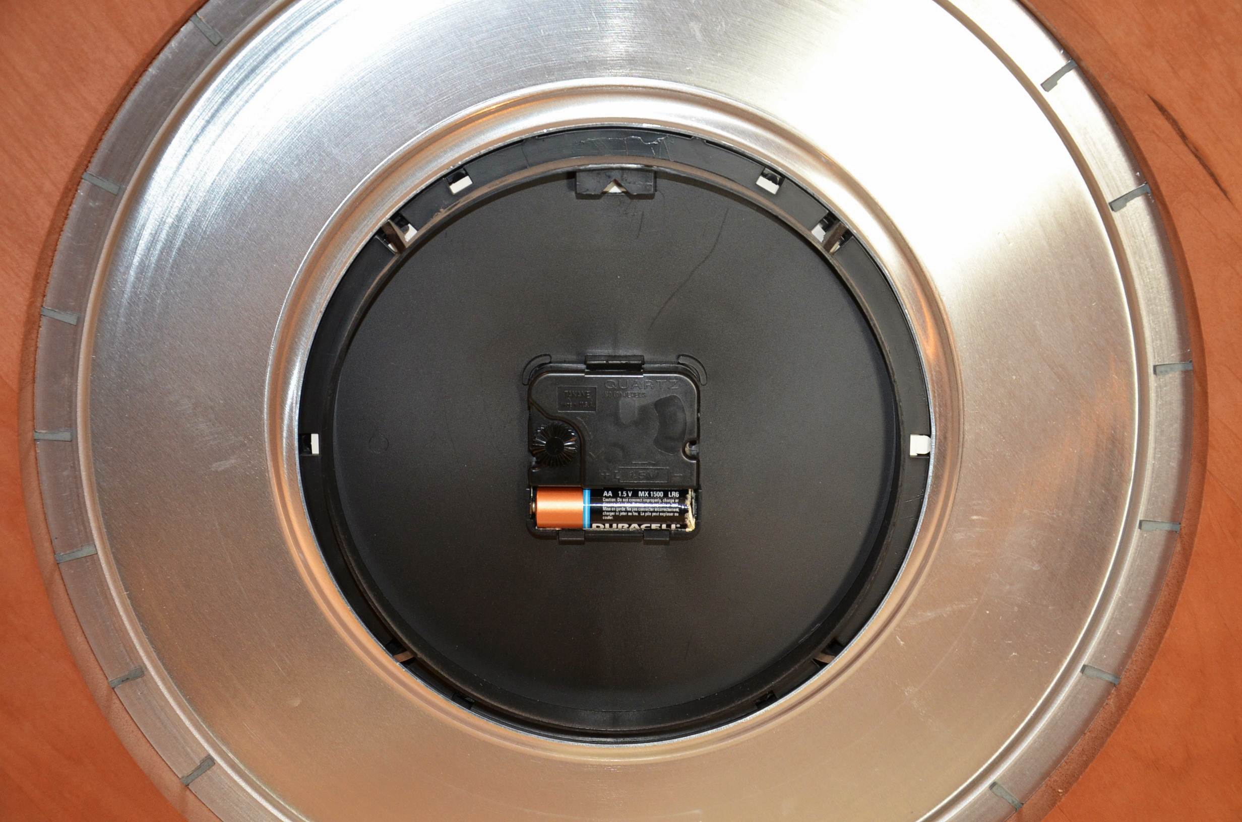 Ziro battery operated wall clock.