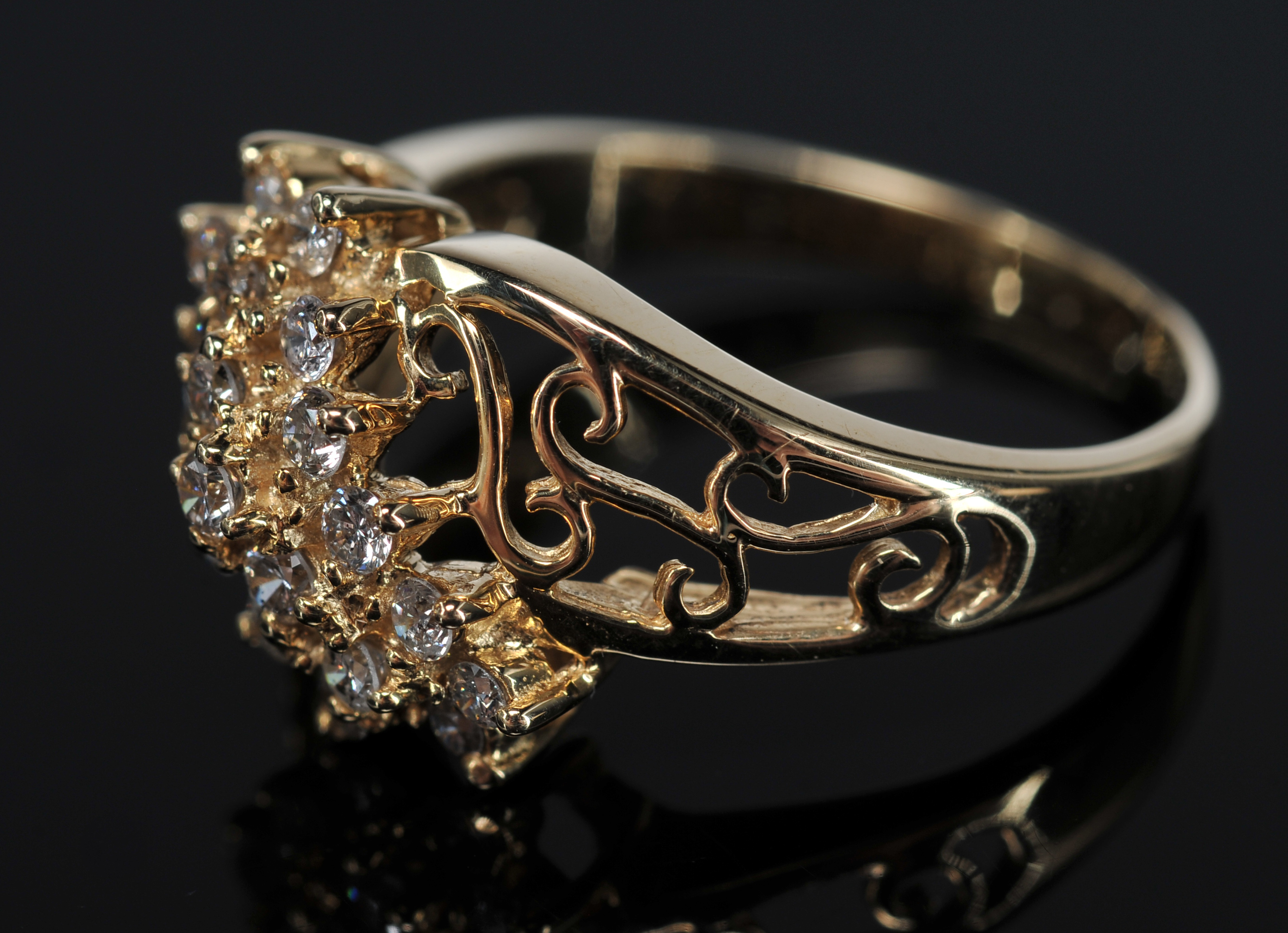 Lady's 10 K Yellow Gold And Diamond Cluster Ring