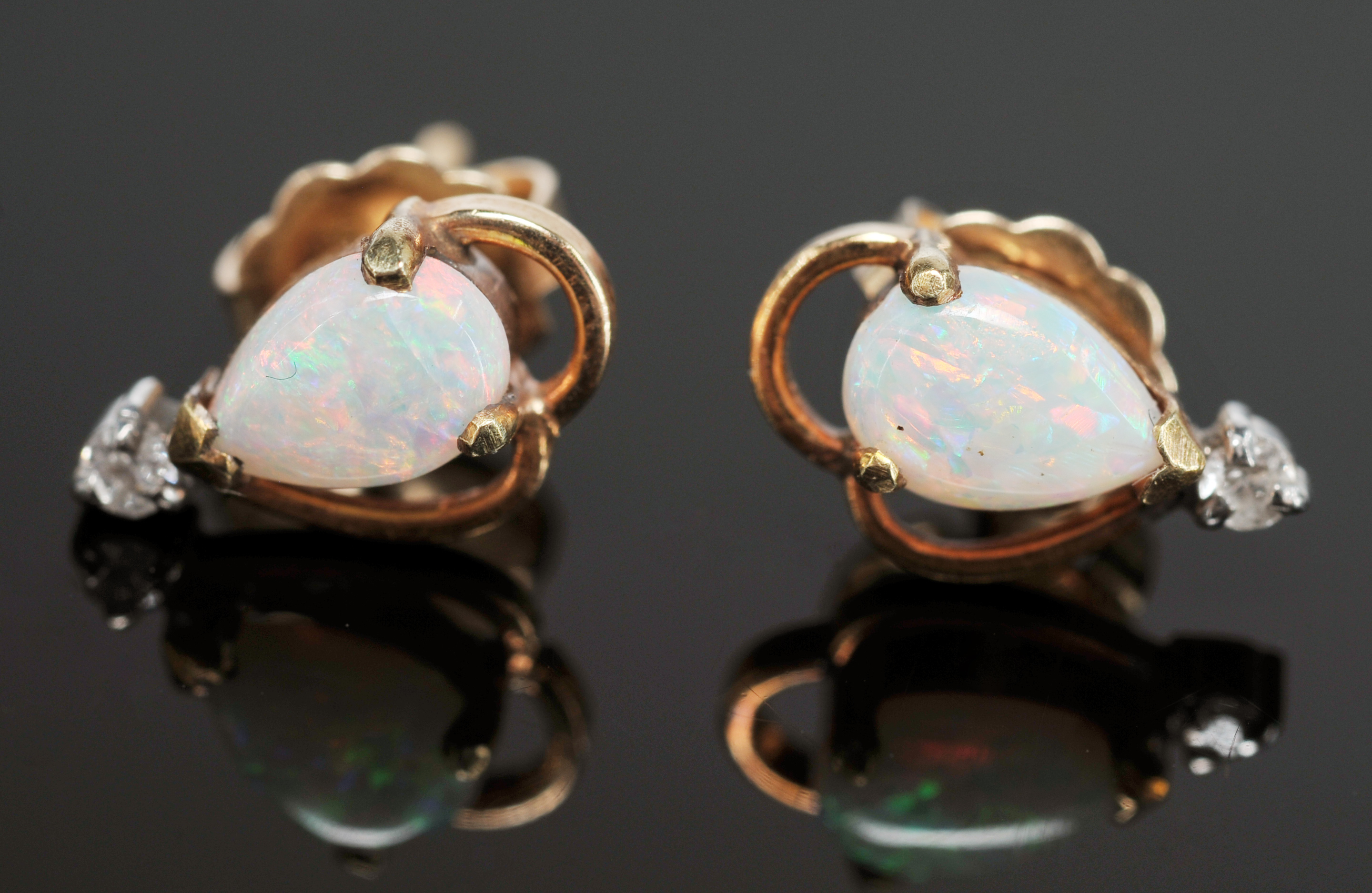 14 K Yellow Gold 18" Chain With Opal Pendant And Earrings