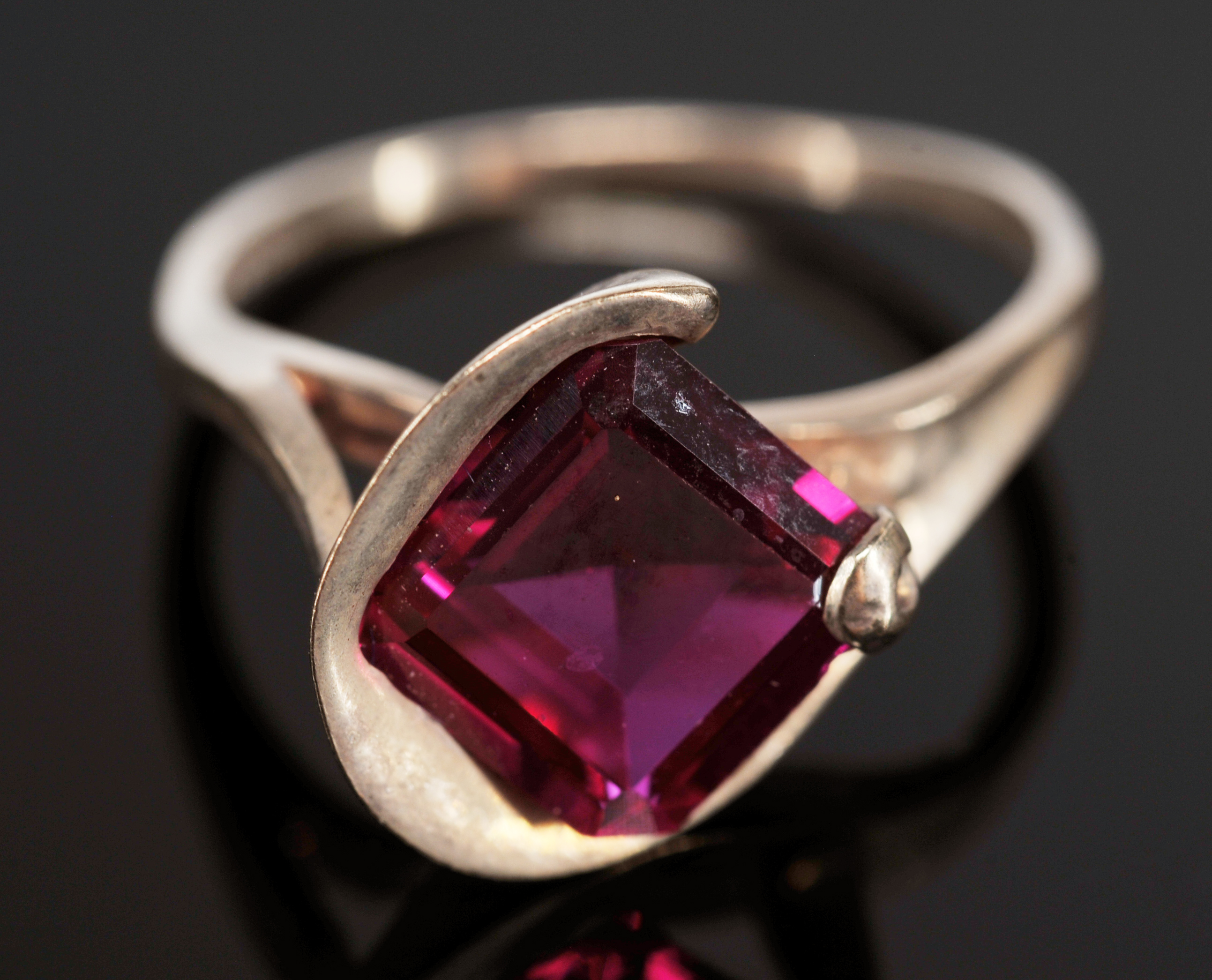 Lady's Unique Vintage 10 K Yellow Gold Ring With Synthetic Ruby Red Stone