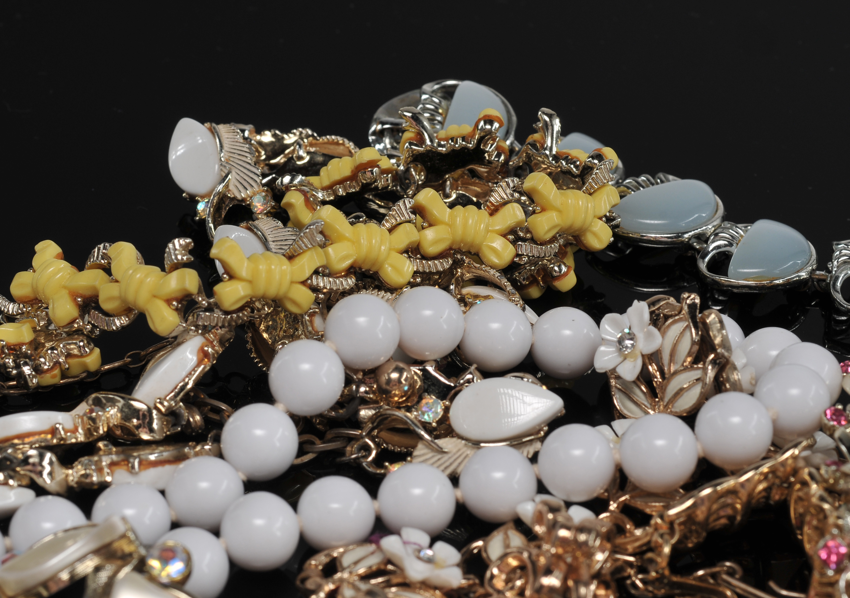 (20) Vintage Costume Jewelry Collection