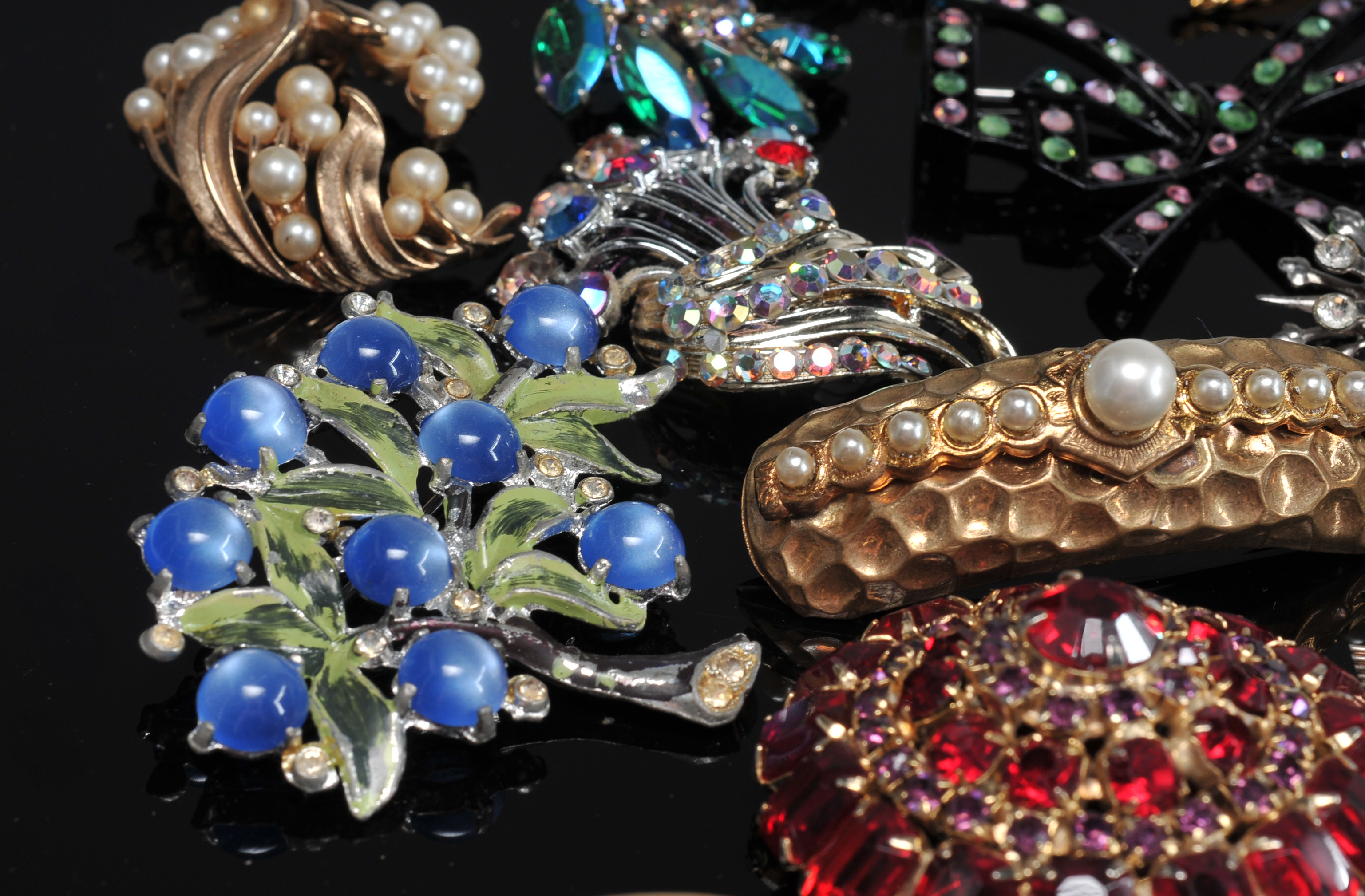 (30) Vintage Brooches And Clip Back Earrings