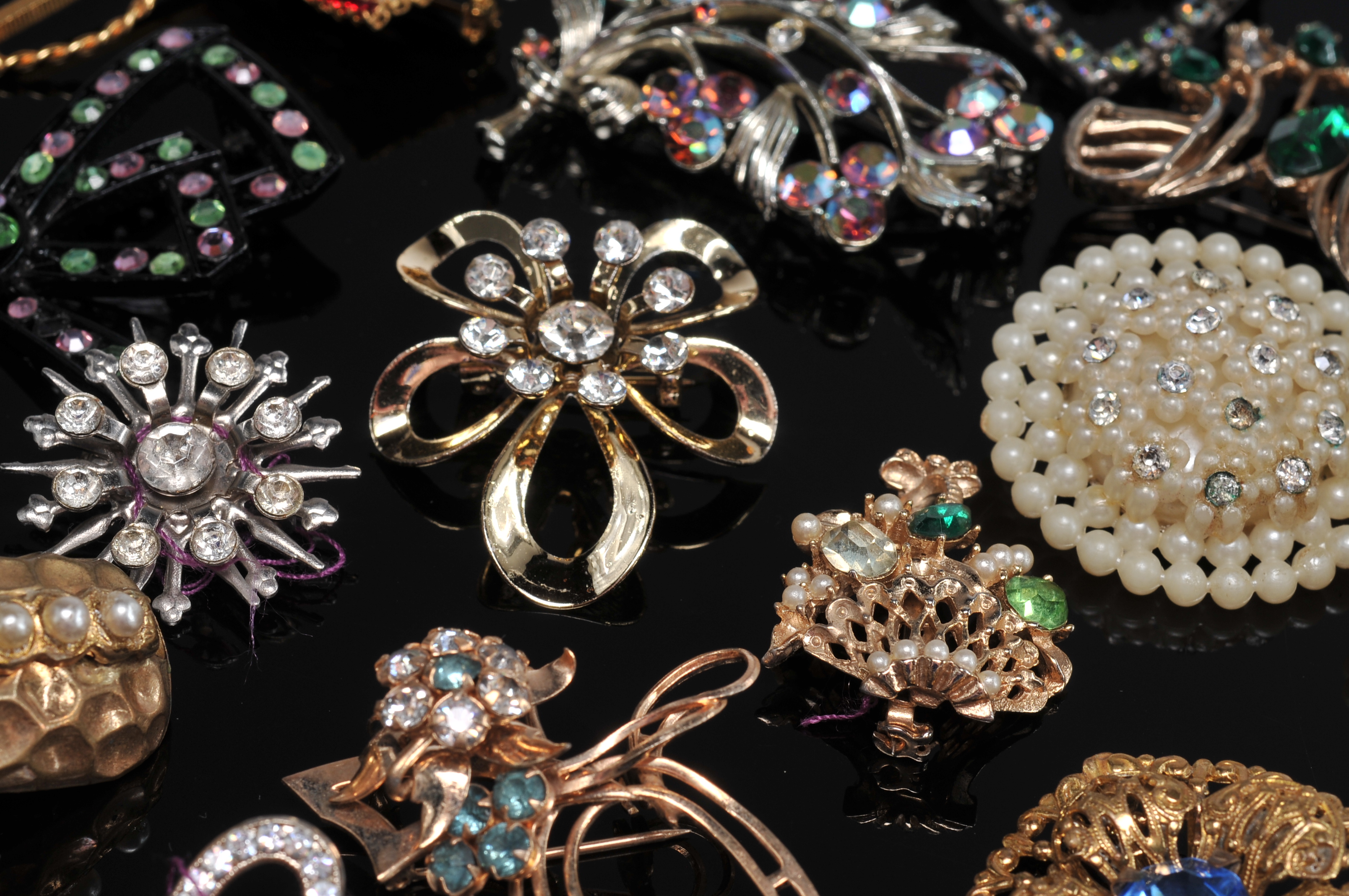 (30) Vintage Brooches And Clip Back Earrings