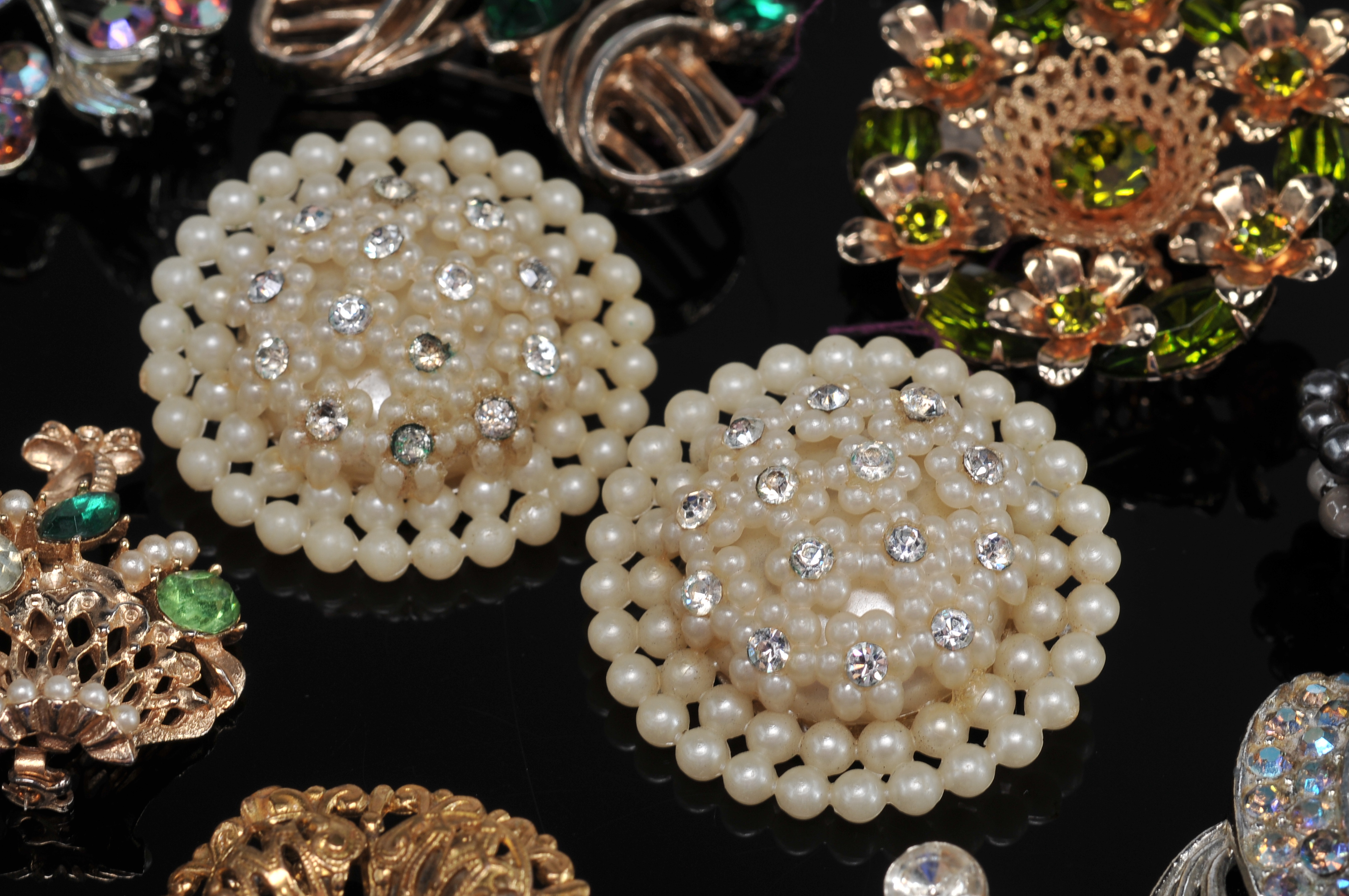 (30) Vintage Brooches And Clip Back Earrings