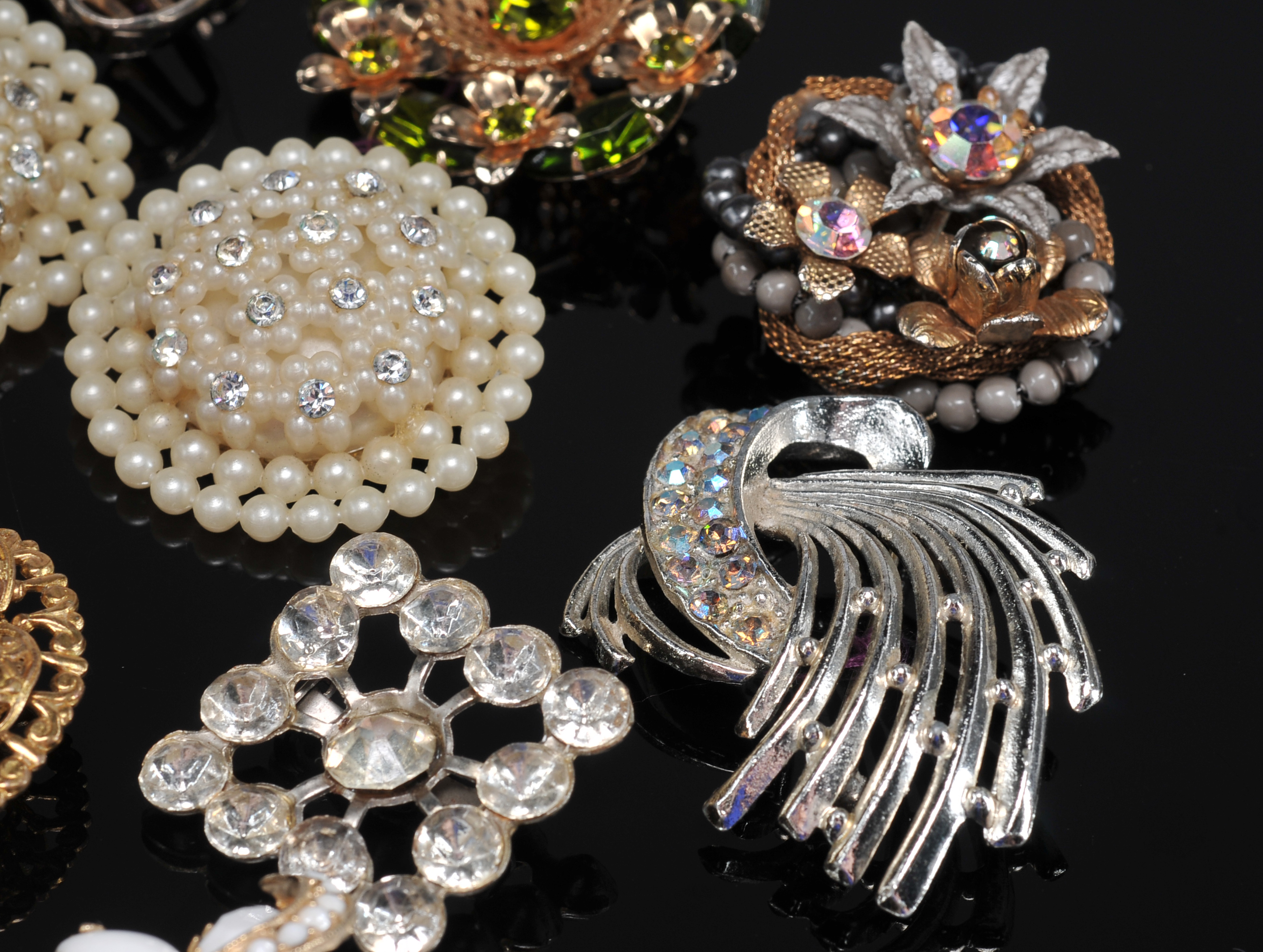 (30) Vintage Brooches And Clip Back Earrings