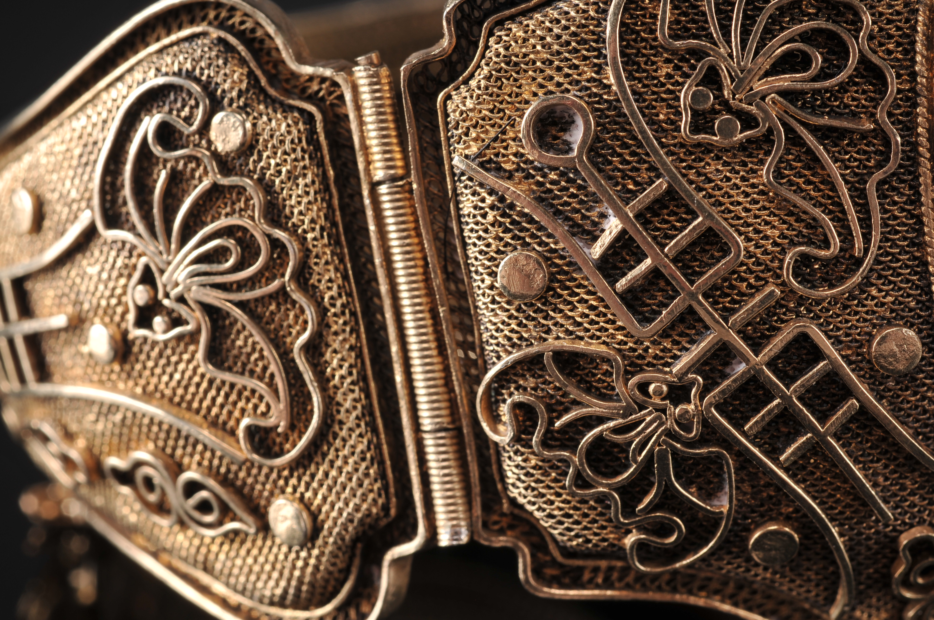 Chinese Silver Gold Vermeil Hinged Bracelet With Oval Serpentine Cabachon 