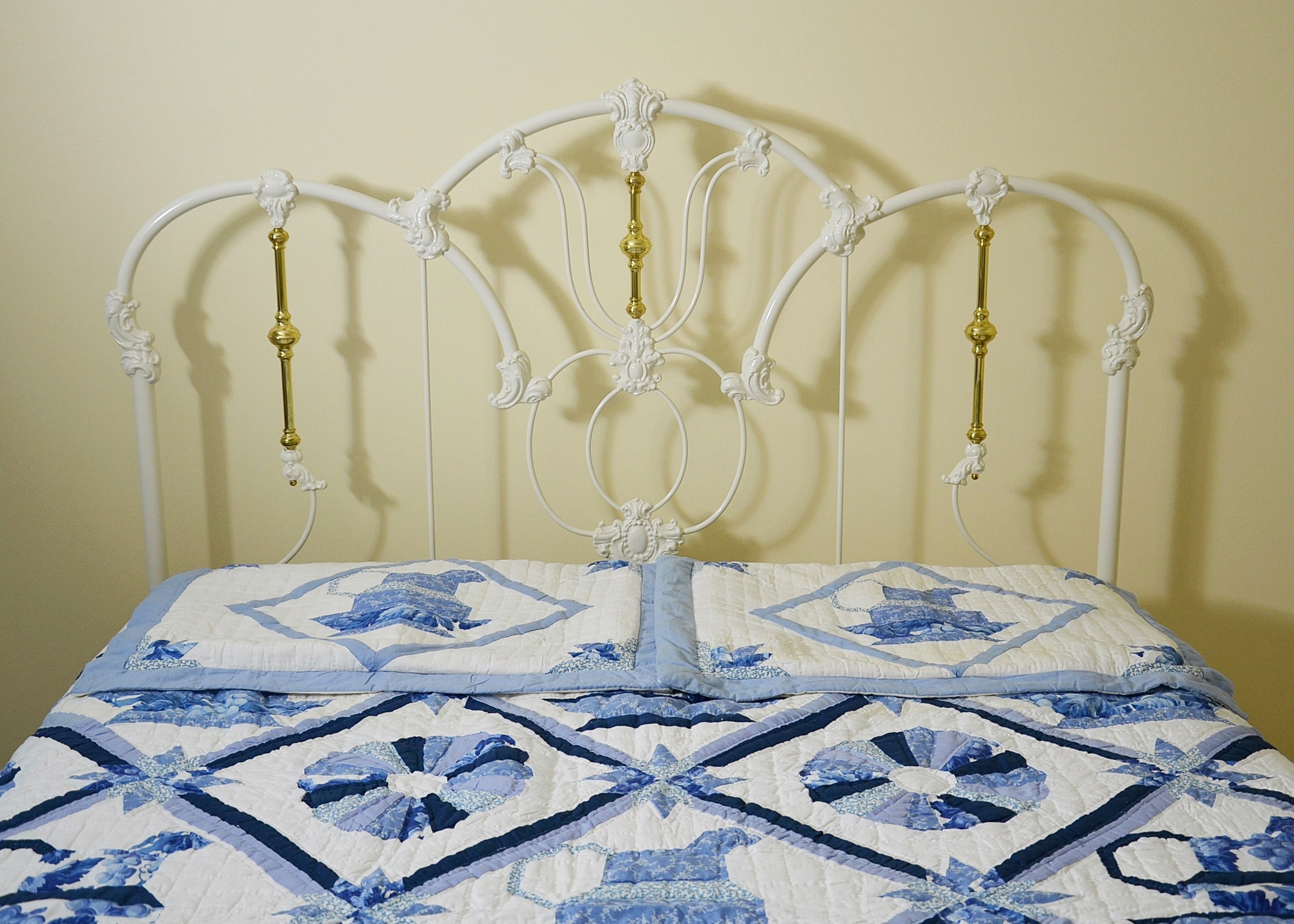 Elliot's Designs Jasmine White Metal Queen Bed with Bedding