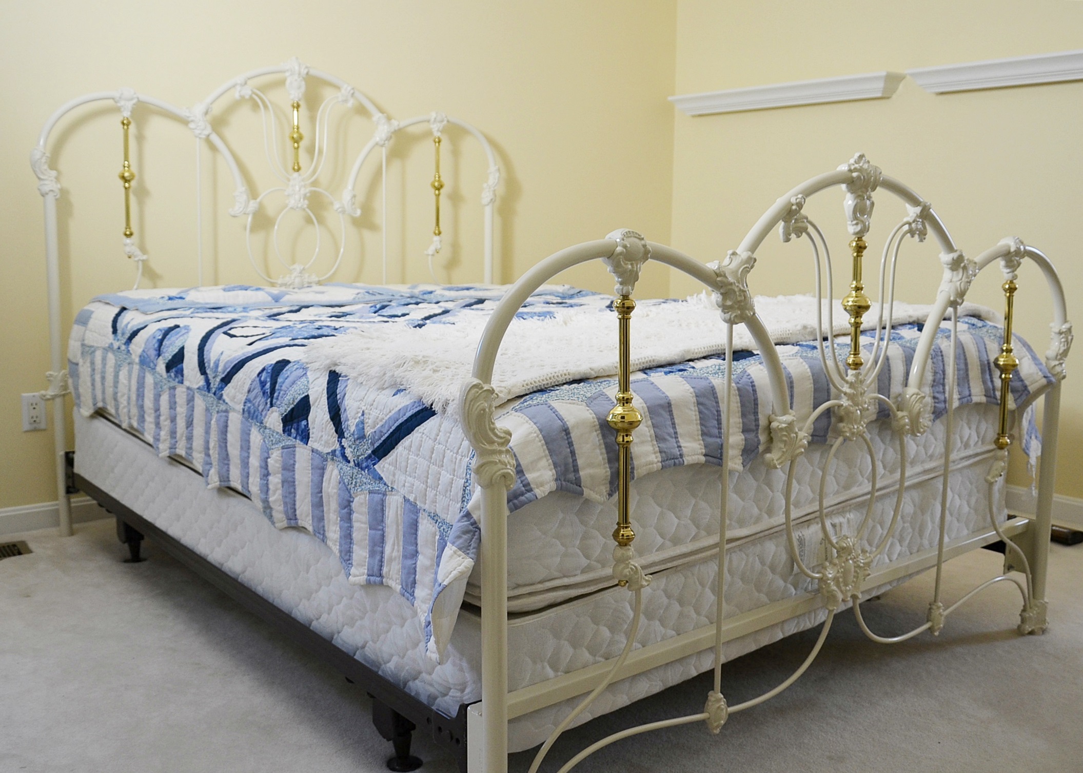 Elliot's Designs Jasmine White Metal Queen Bed with Bedding