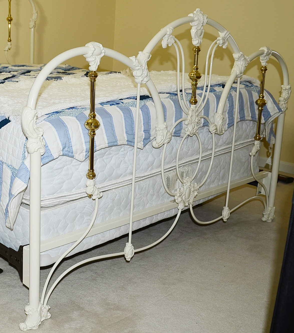 Elliot's Designs Jasmine White Metal Queen Bed with Bedding