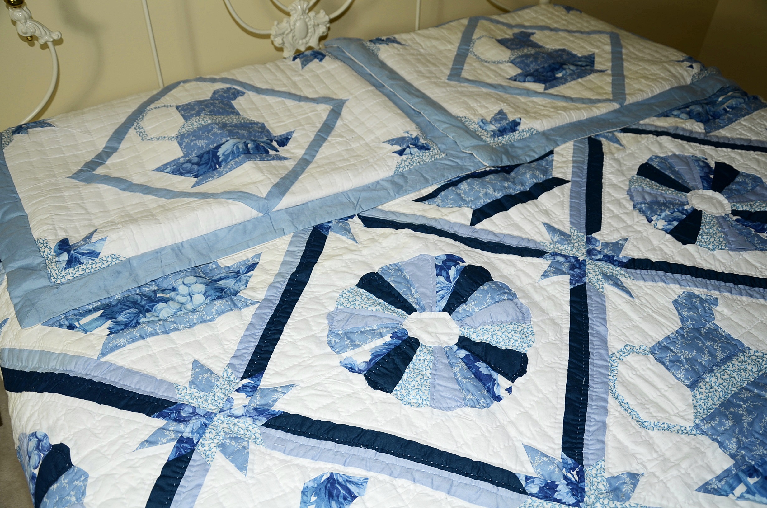 Elliot's Designs Jasmine White Metal Queen Bed with Bedding