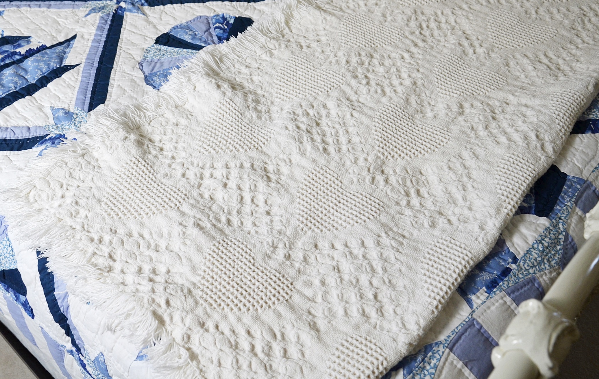 Elliot's Designs Jasmine White Metal Queen Bed with Bedding