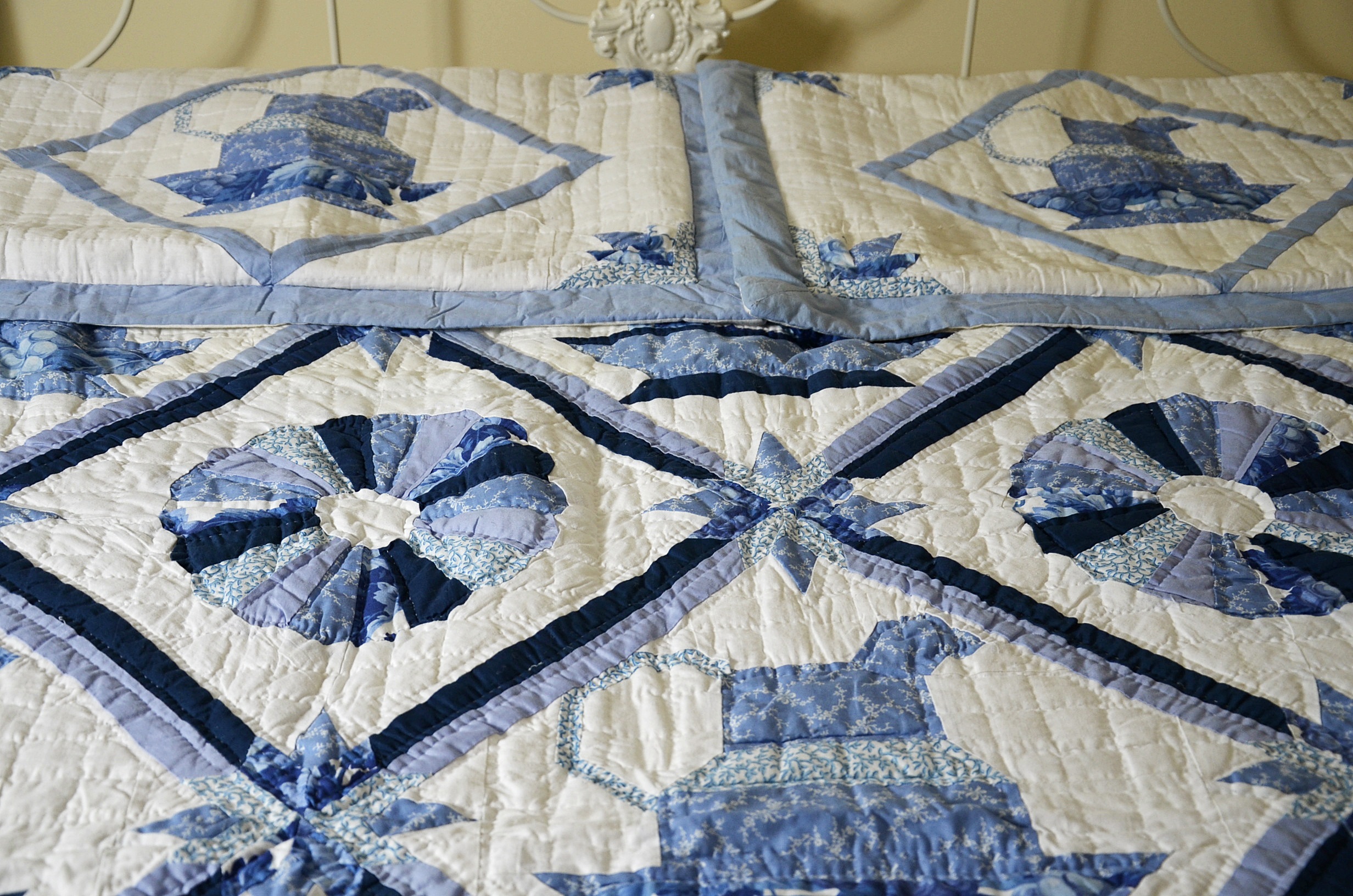 Elliot's Designs Jasmine White Metal Queen Bed with Bedding