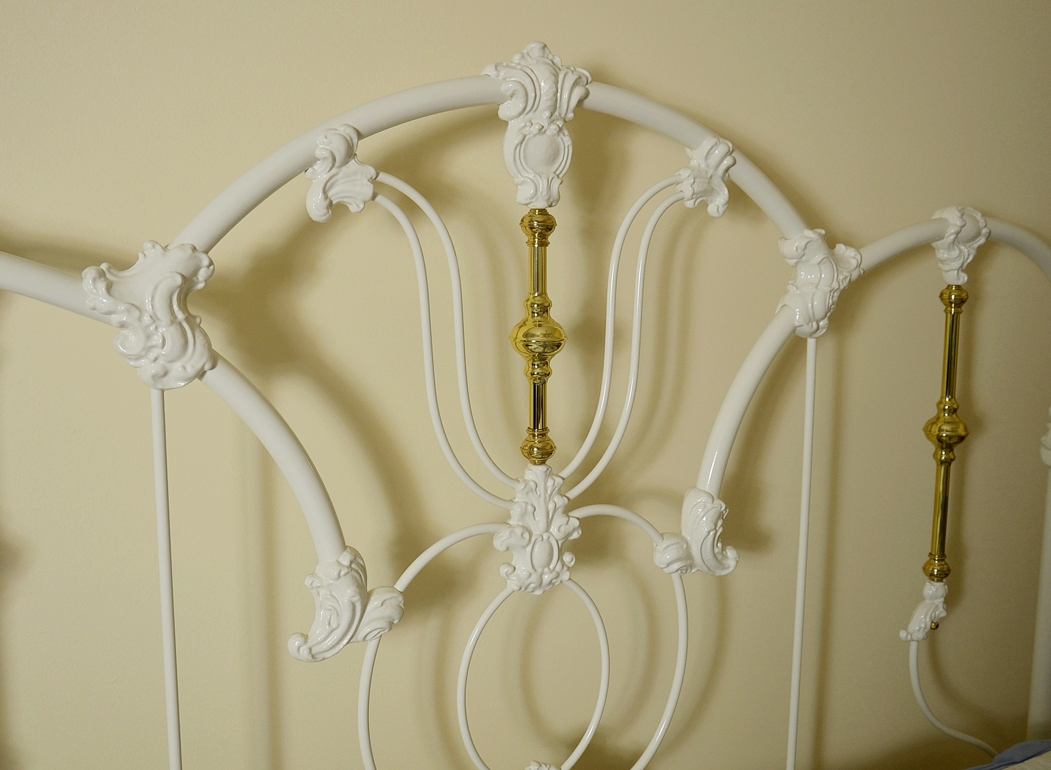 Elliot's Designs Jasmine White Metal Queen Bed with Bedding