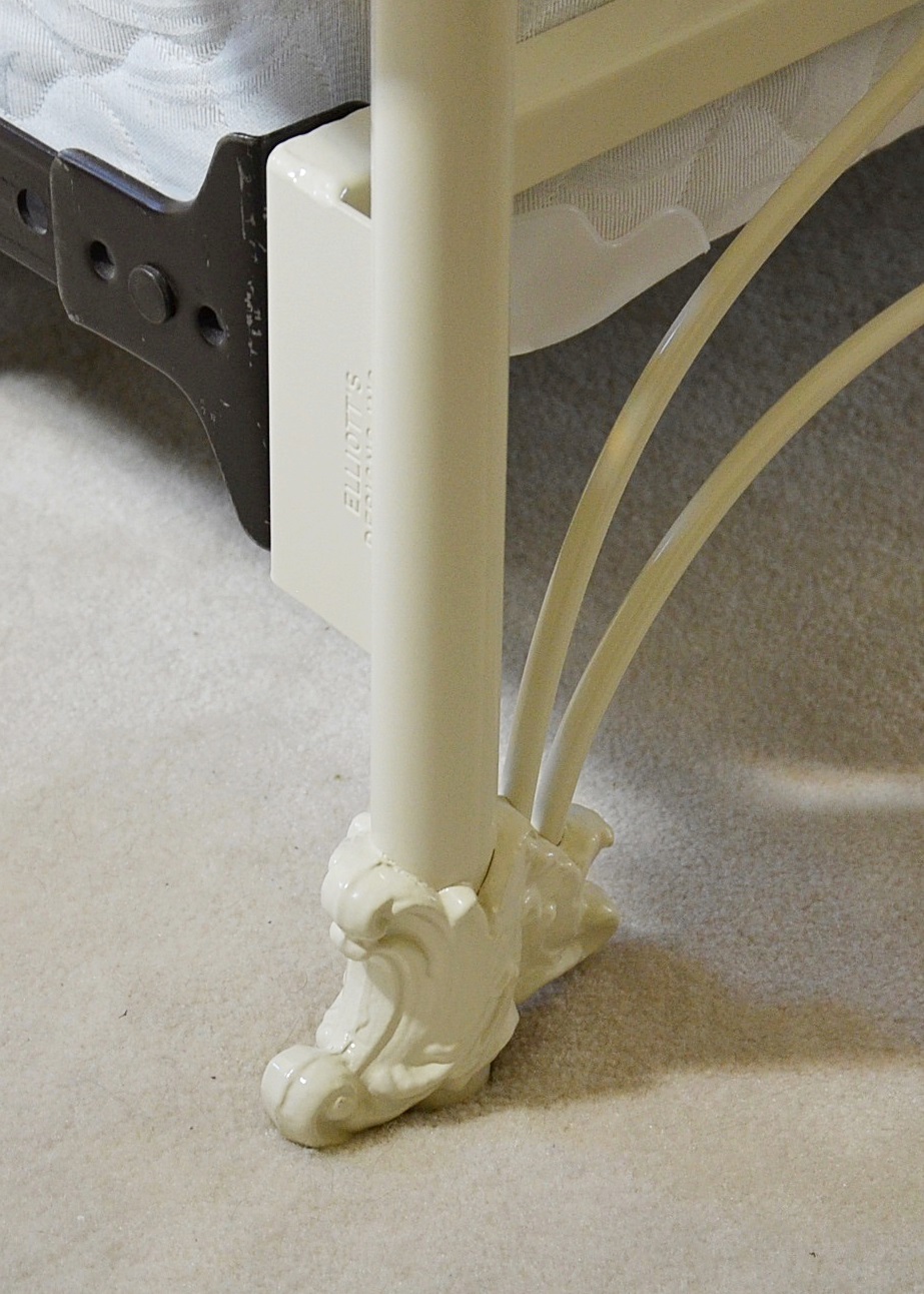 Elliot's Designs Jasmine White Metal Queen Bed with Bedding