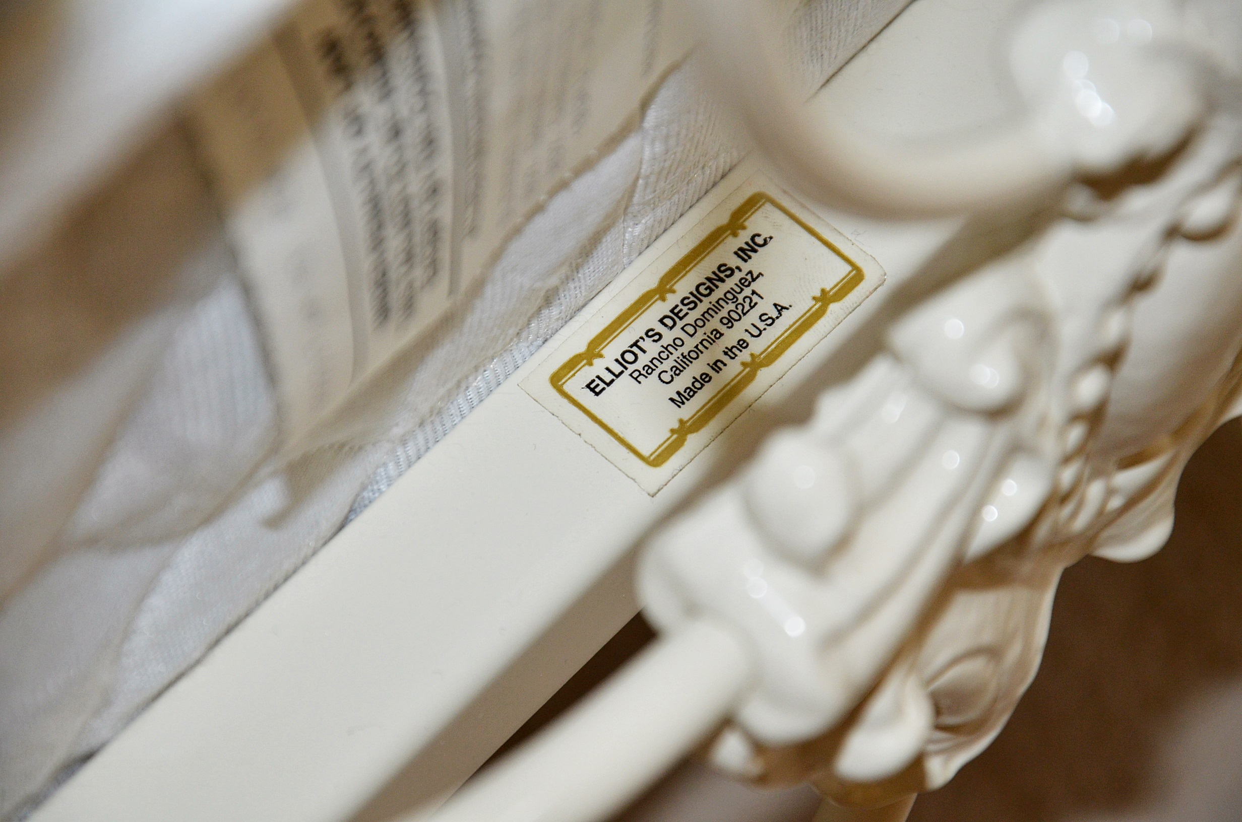 Elliot's Designs Jasmine White Metal Queen Bed with Bedding