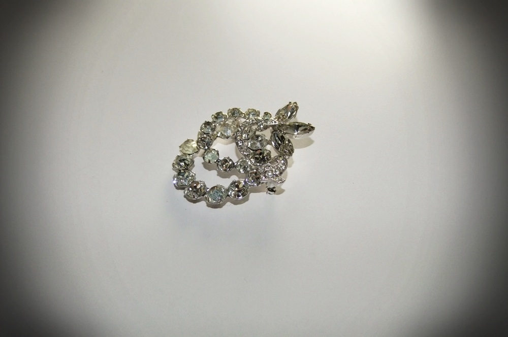 Vintage Signed Eisenberg Prong Set Clear Crystal Rhinestone Wreath Brooch