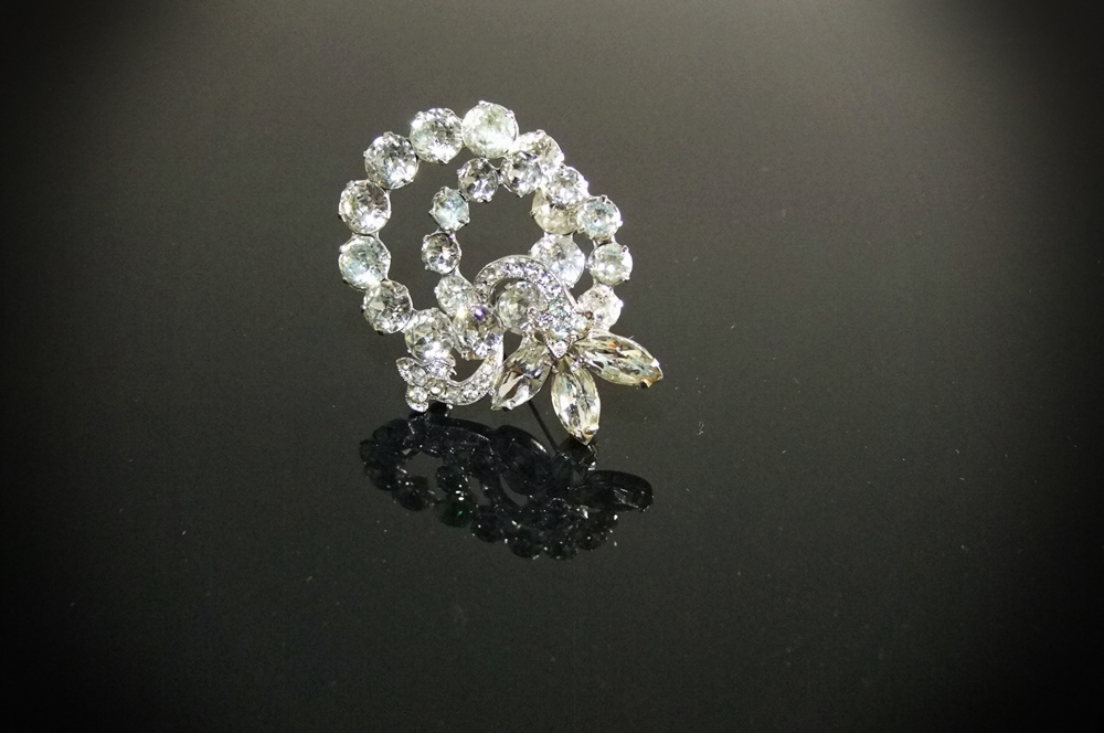 Vintage Signed Eisenberg Prong Set Clear Crystal Rhinestone Wreath Brooch