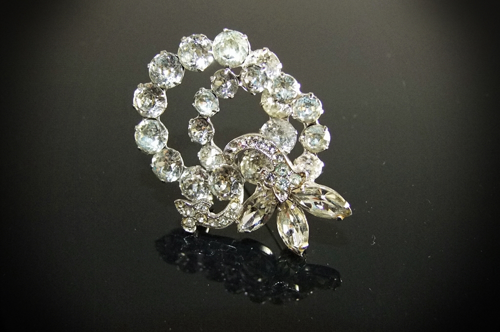 Vintage Signed Eisenberg Prong Set Clear Crystal Rhinestone Wreath Brooch