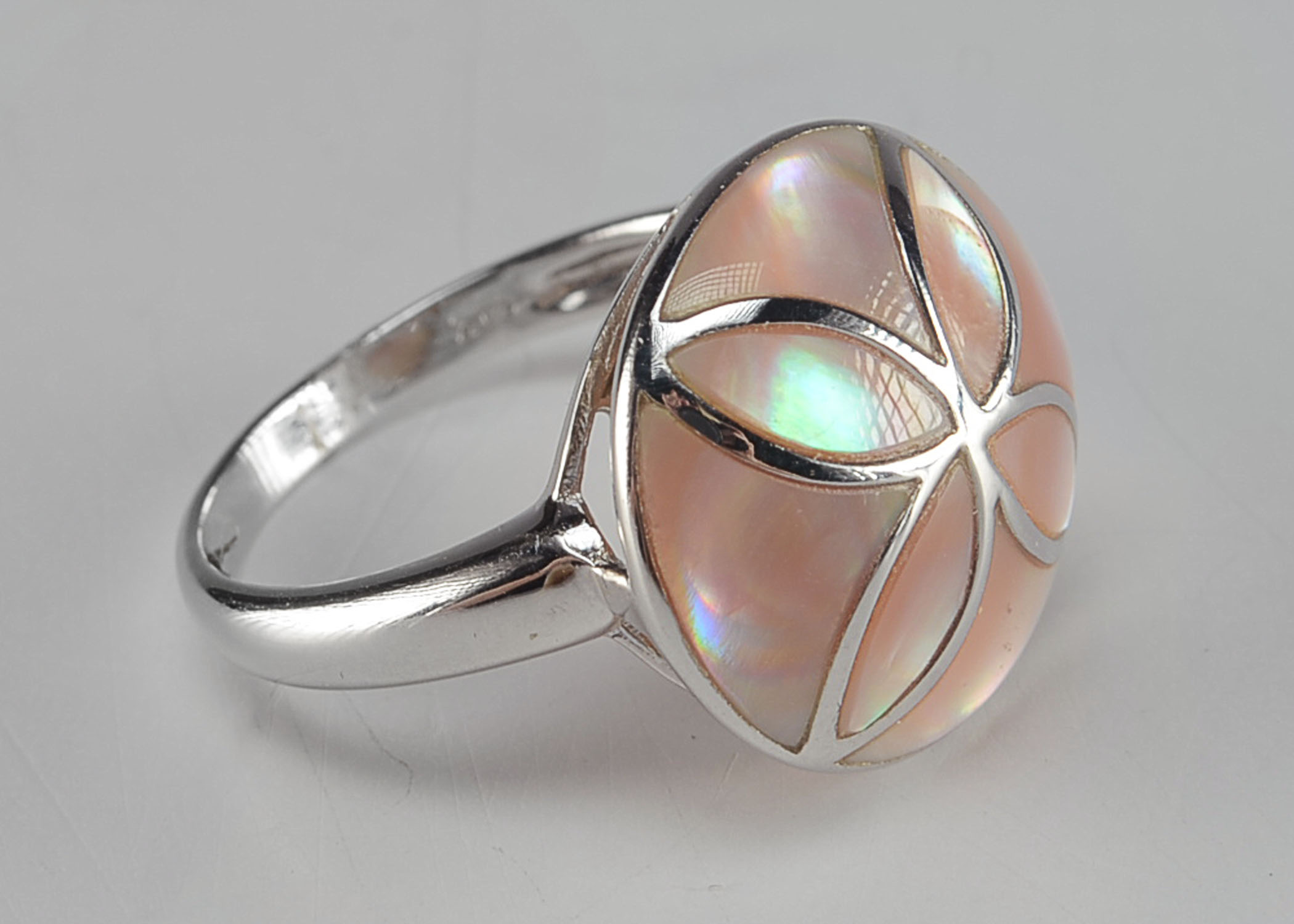 14K White Gold Mother of Pearl Ring